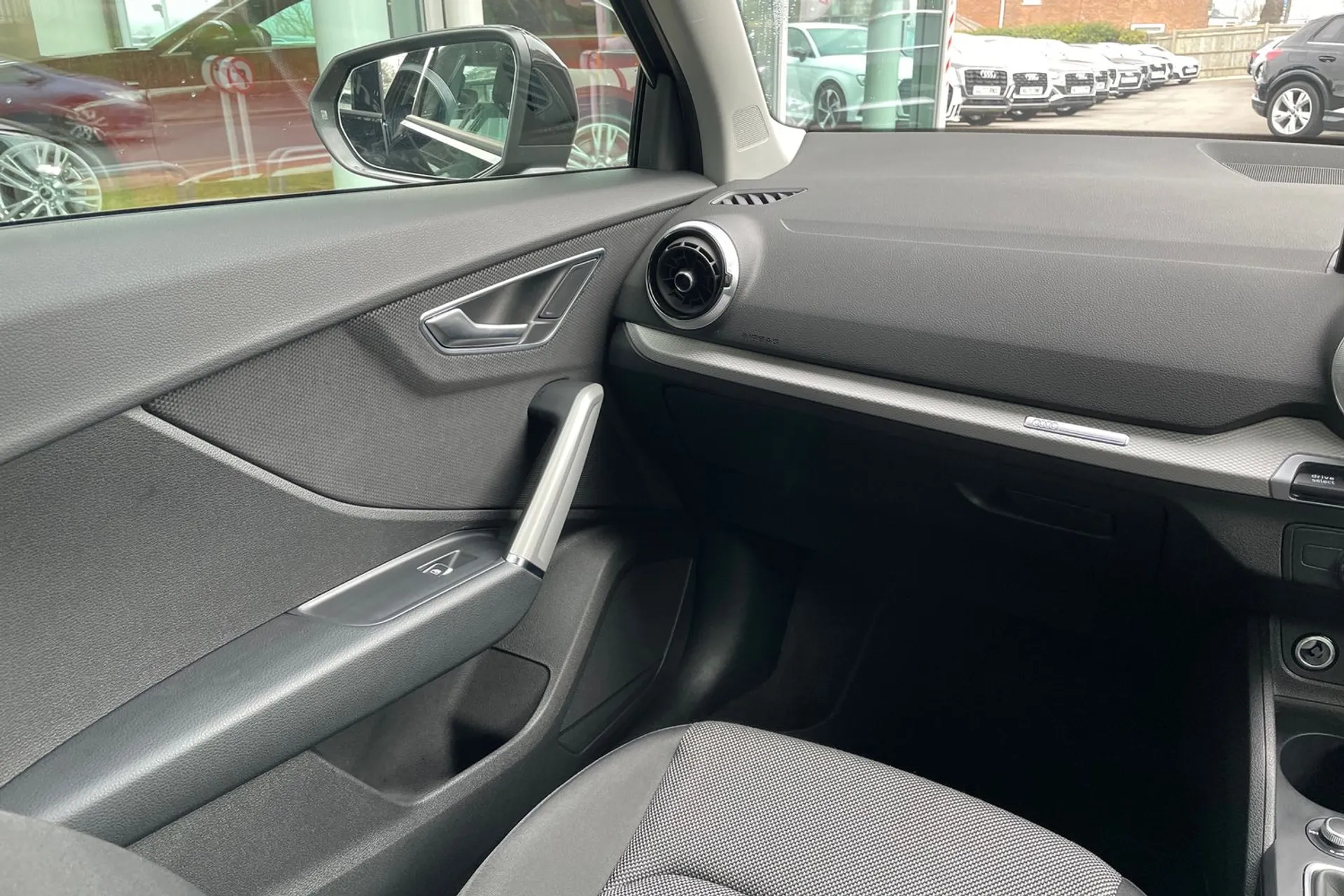 Audi Q2 thumbnail image number 31