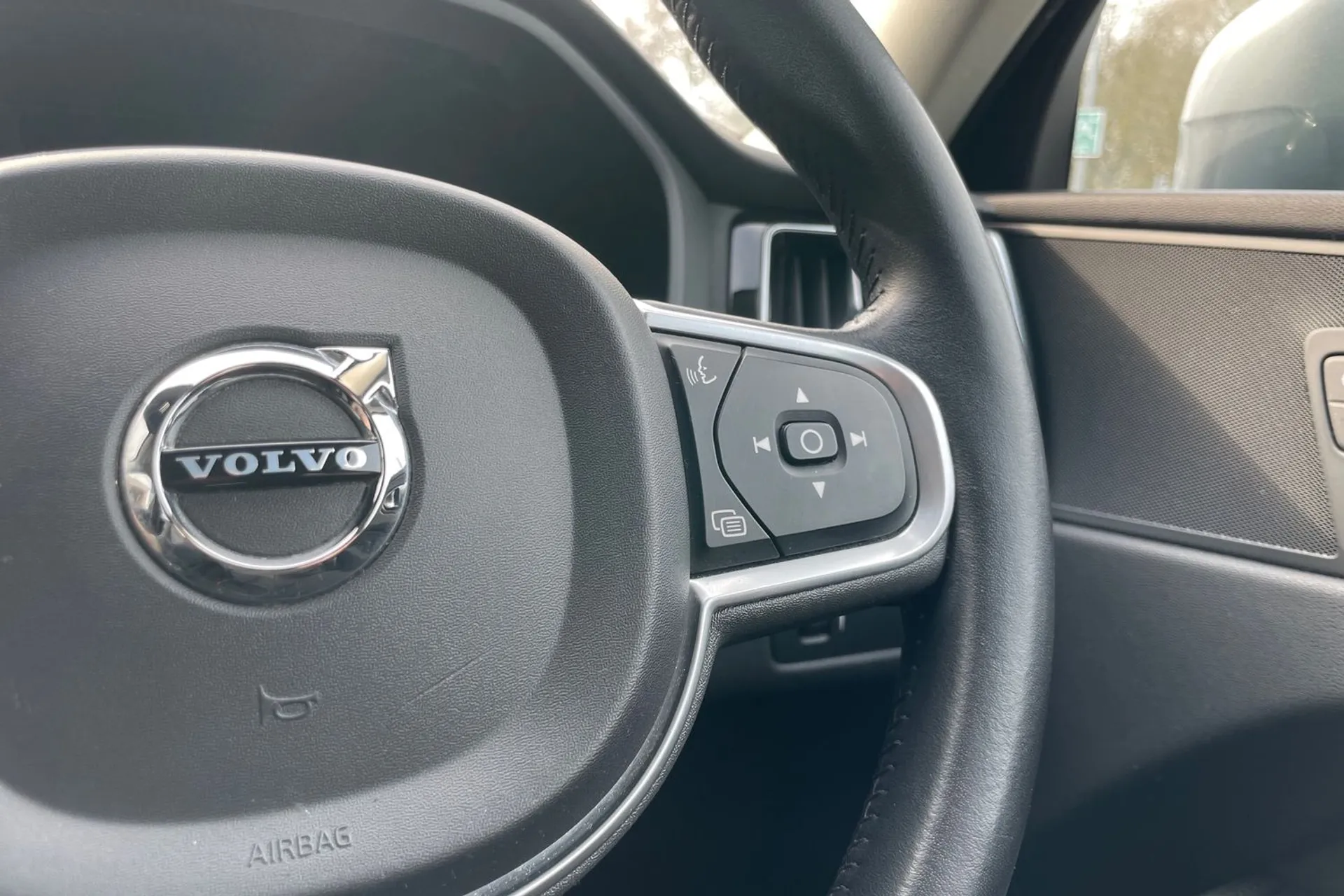 Volvo XC60 thumbnail image number 35