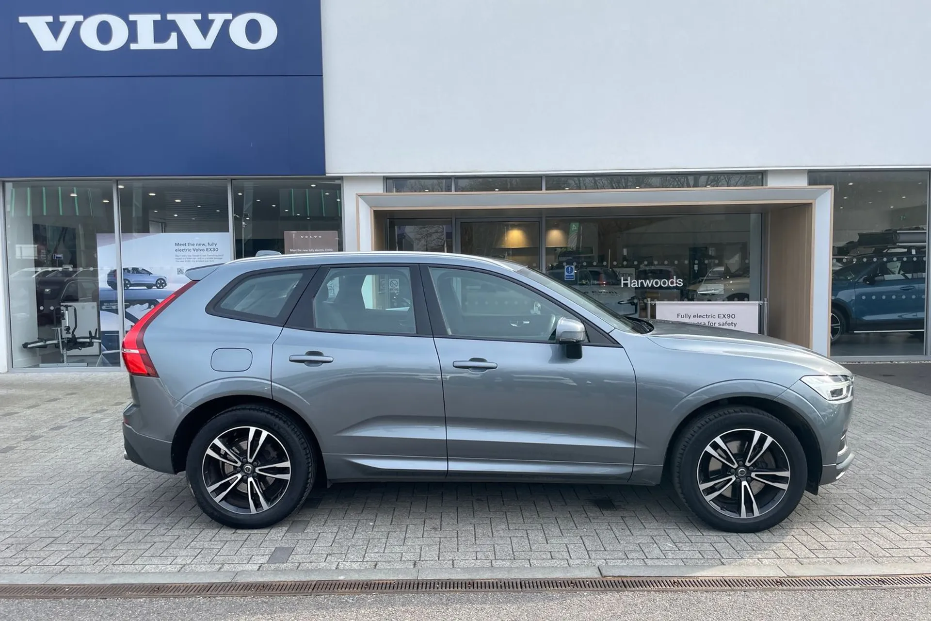 Volvo XC60 thumbnail image number 2