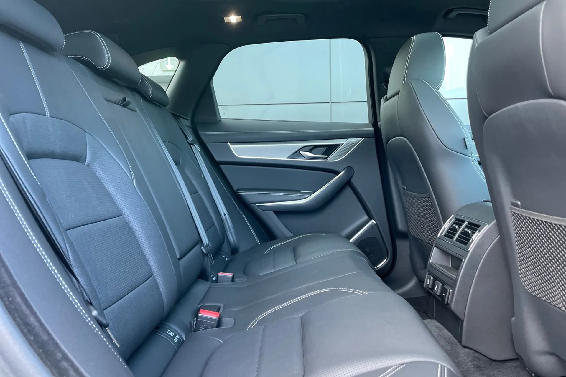 Jaguar F-PACE thumbnail image number 18