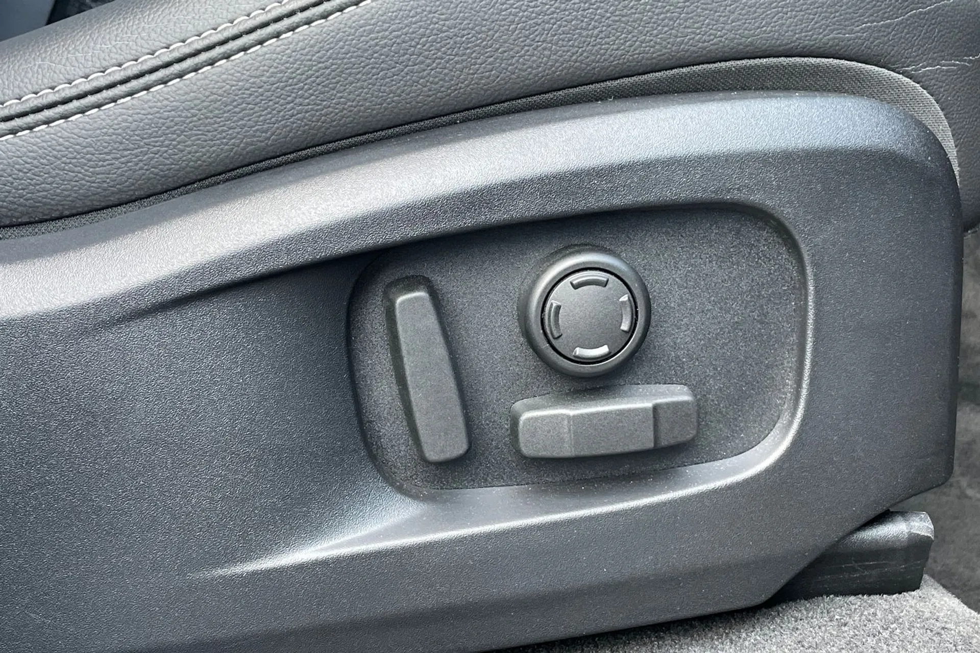 Jaguar F-PACE thumbnail image number 65