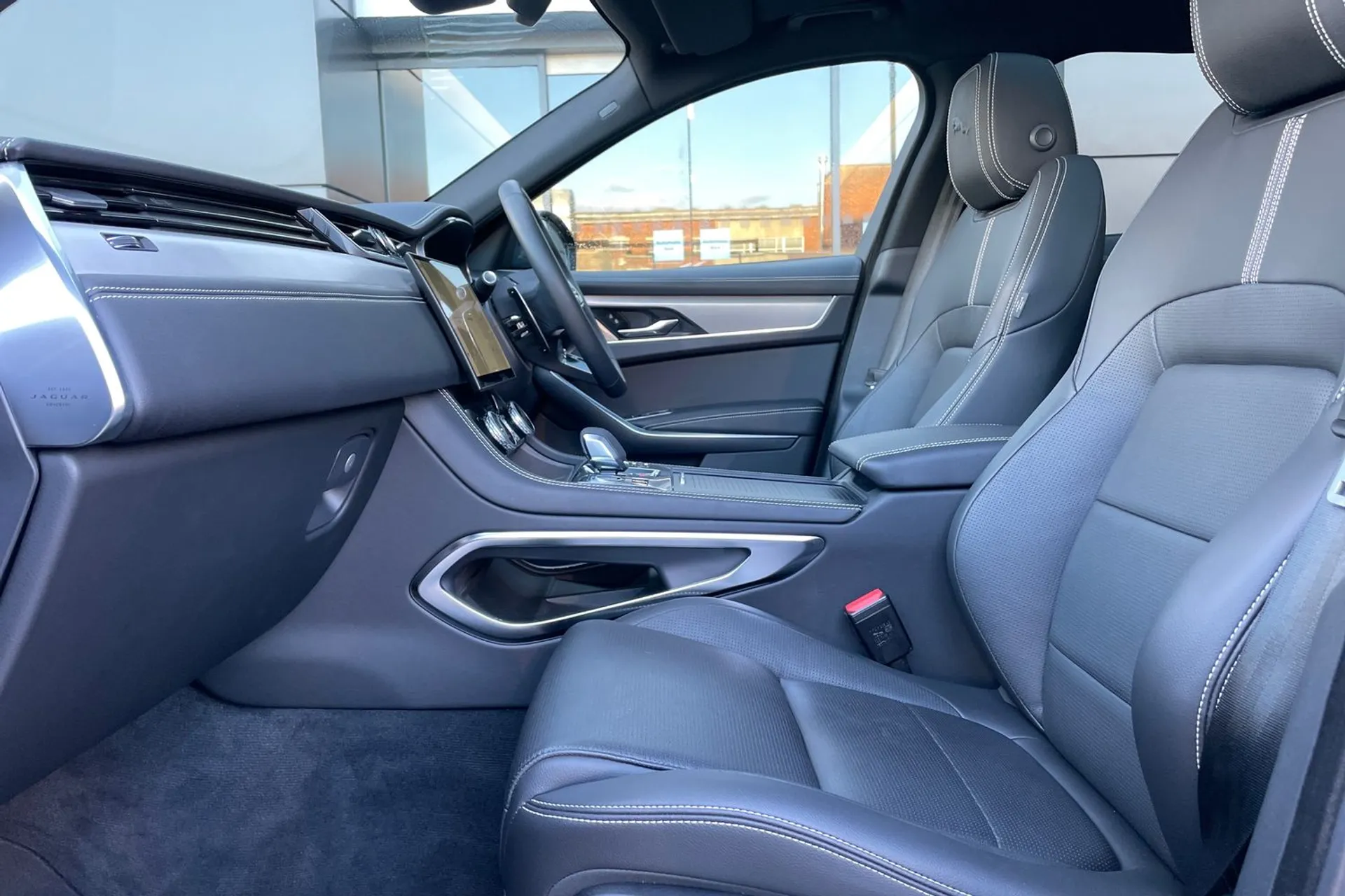 Jaguar F-PACE thumbnail image number 31