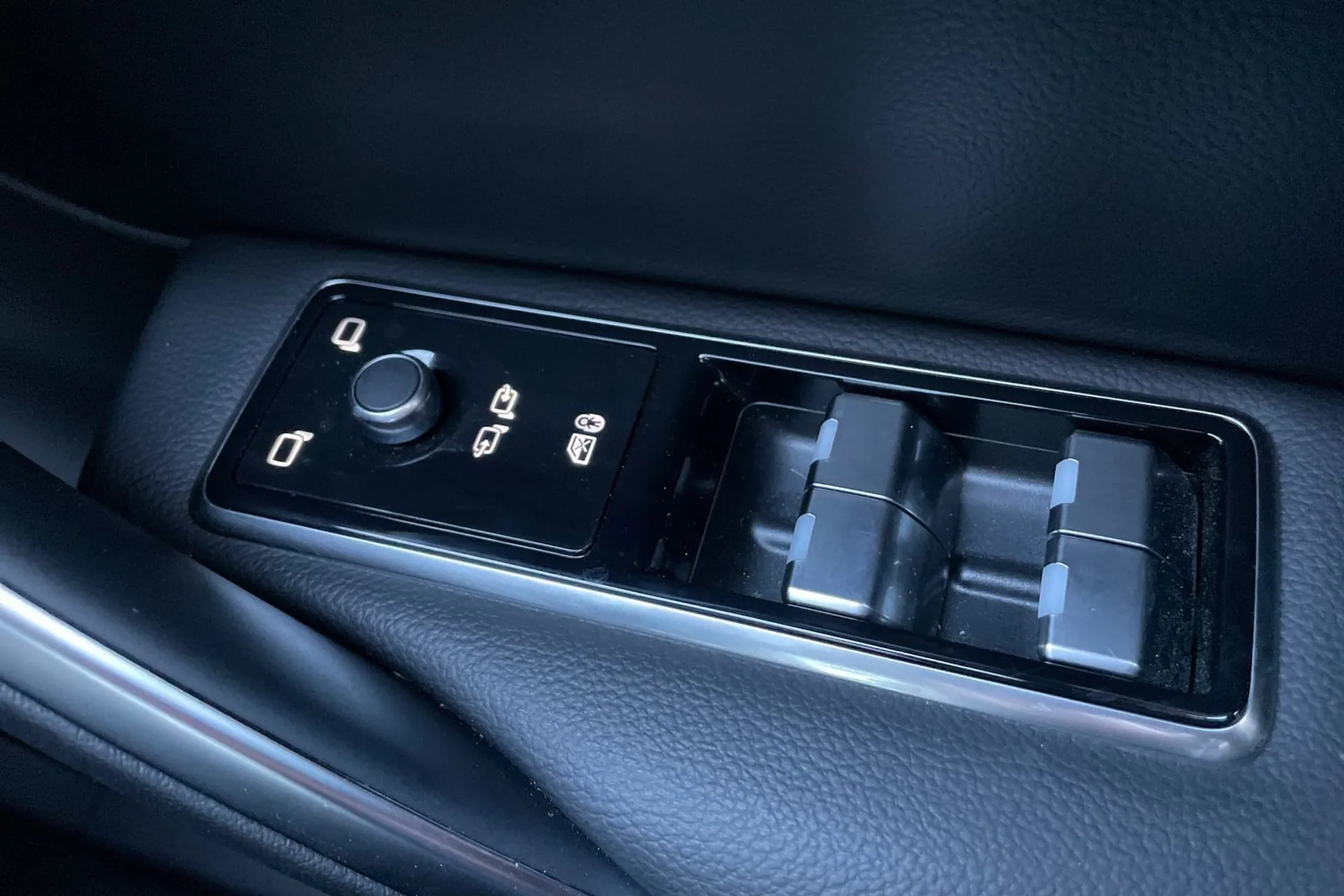 Jaguar F-PACE thumbnail image number 23