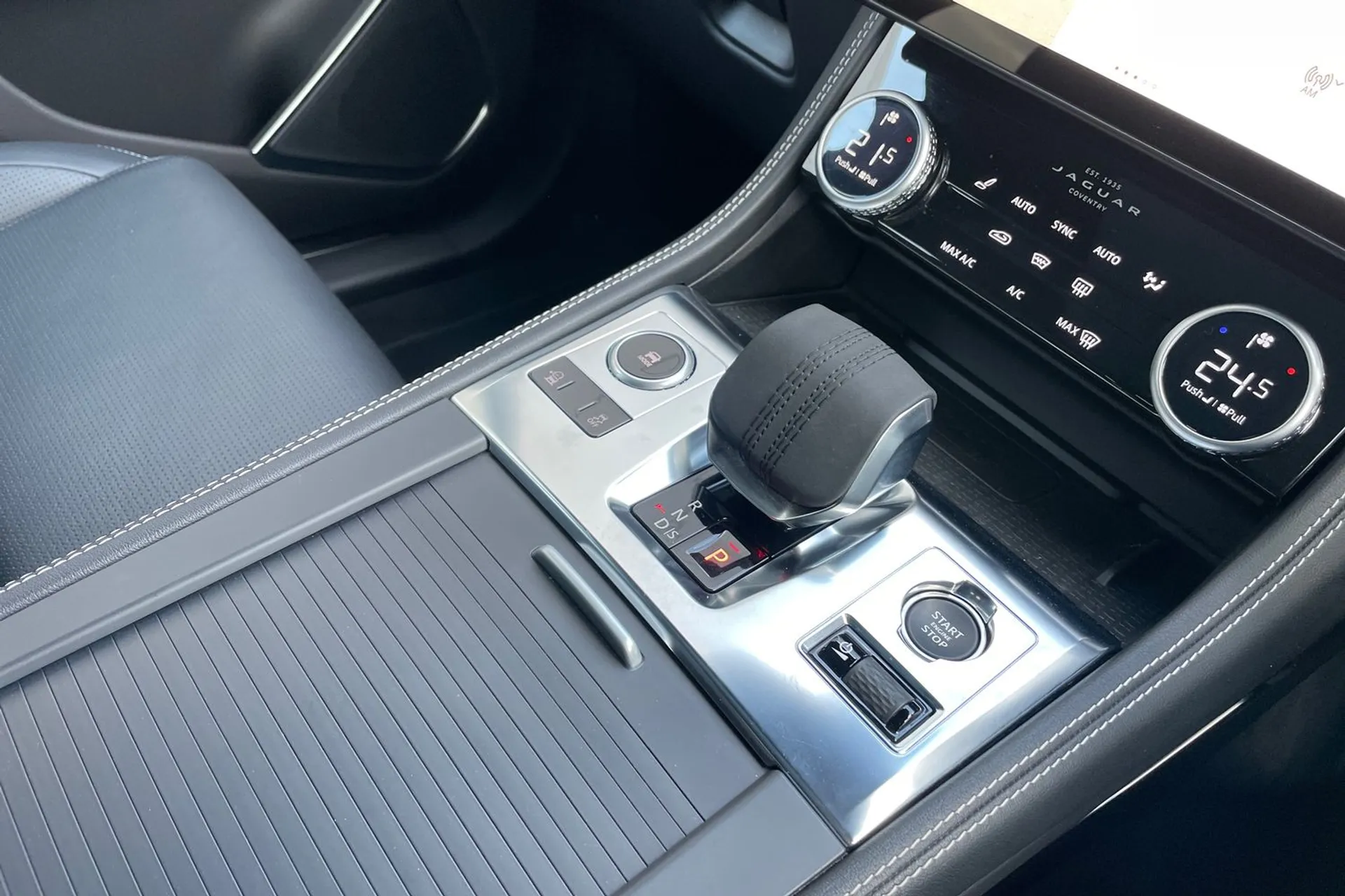 Jaguar F-PACE thumbnail image number 46