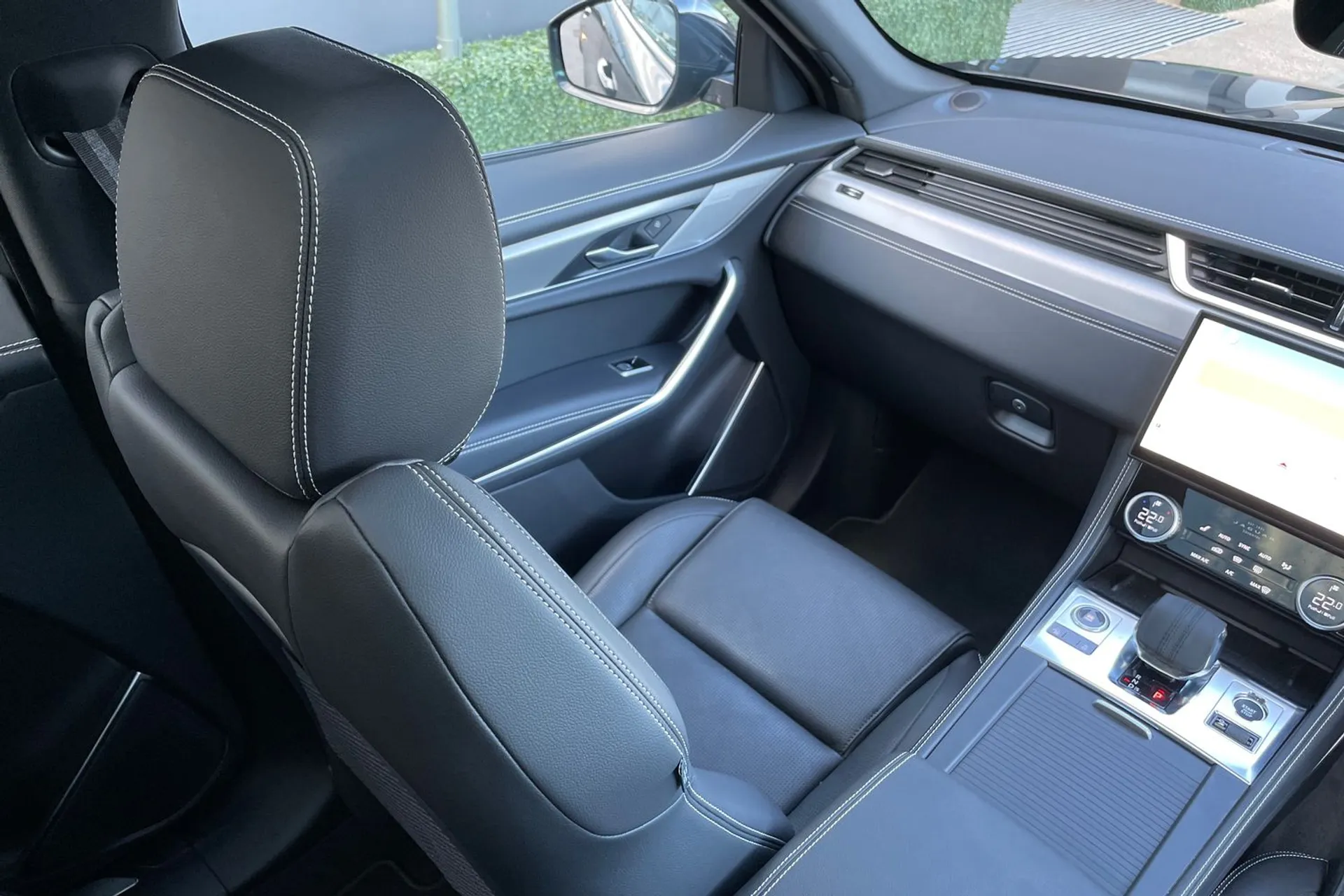 Jaguar F-PACE thumbnail image number 35