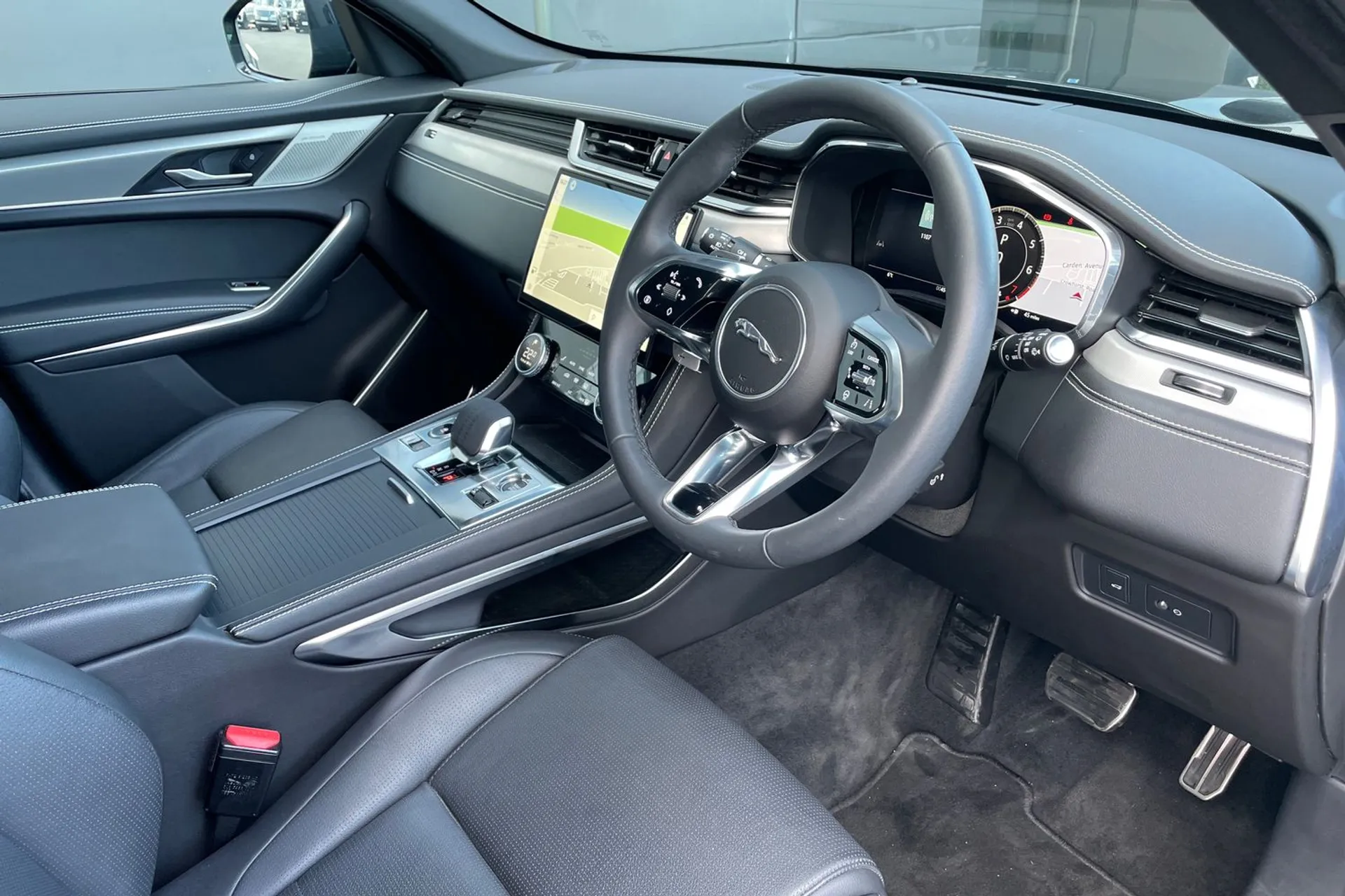 Jaguar F-PACE thumbnail image number 29