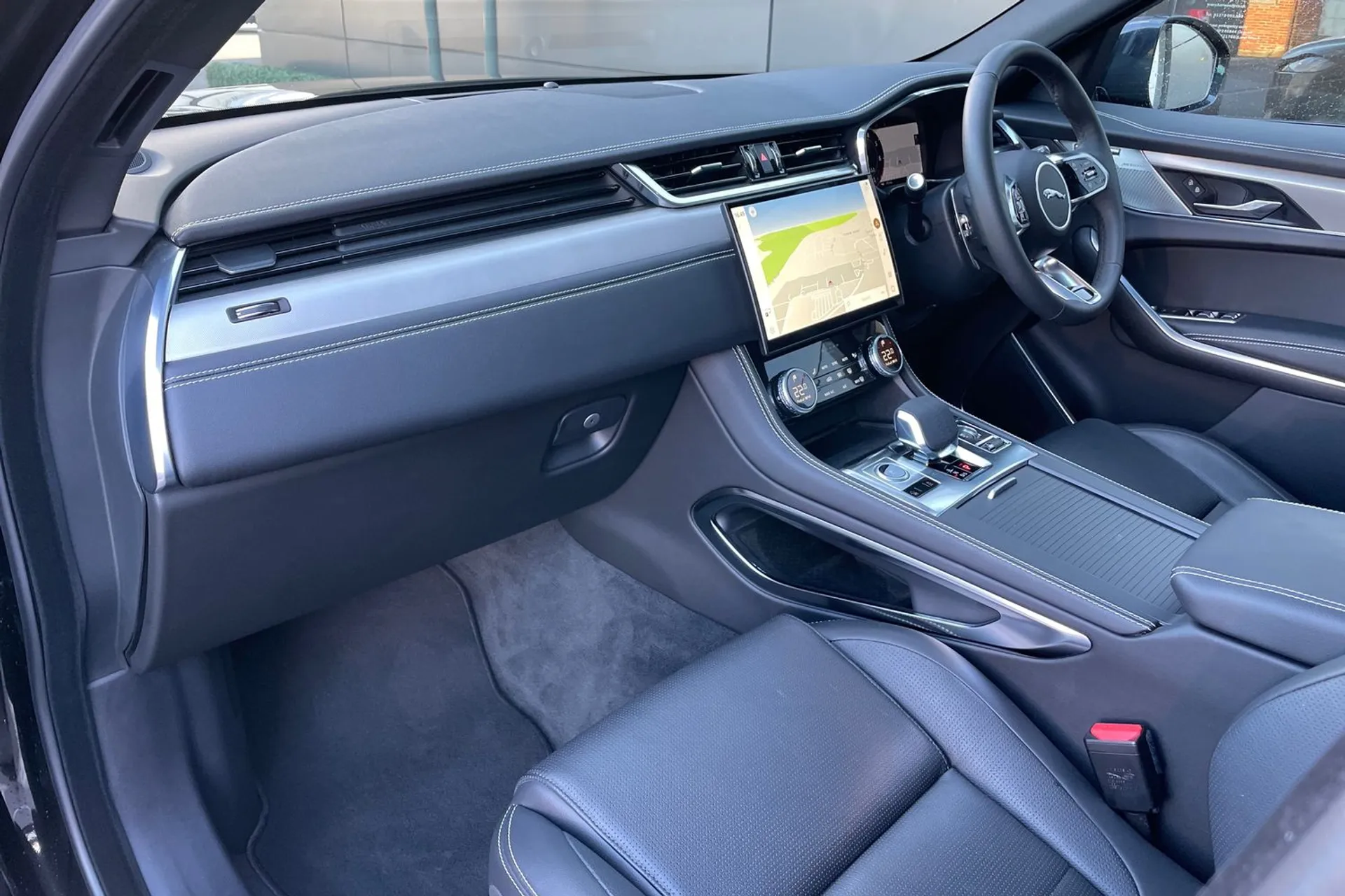 Jaguar F-PACE thumbnail image number 30