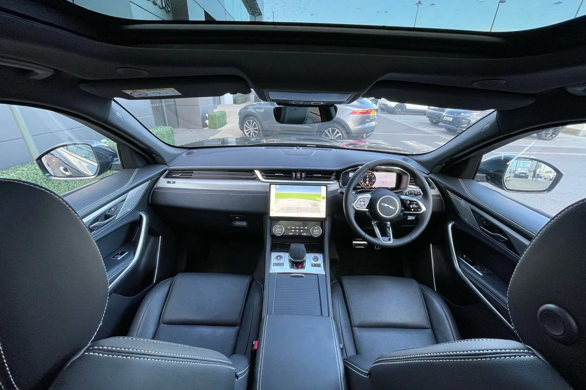 Jaguar F-PACE thumbnail image number 4
