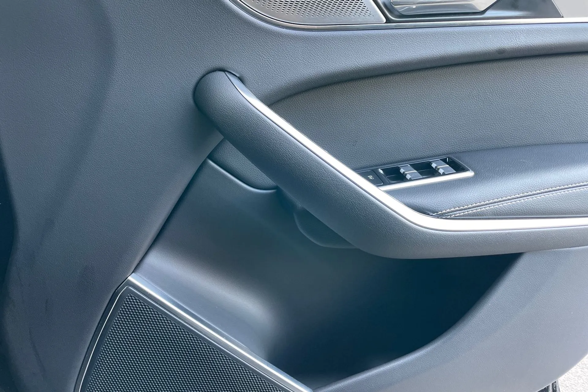 Jaguar F-PACE thumbnail image number 45