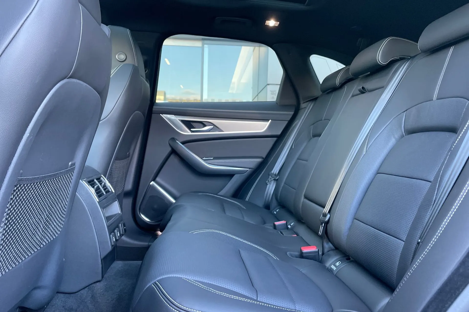 Jaguar F-PACE thumbnail image number 33