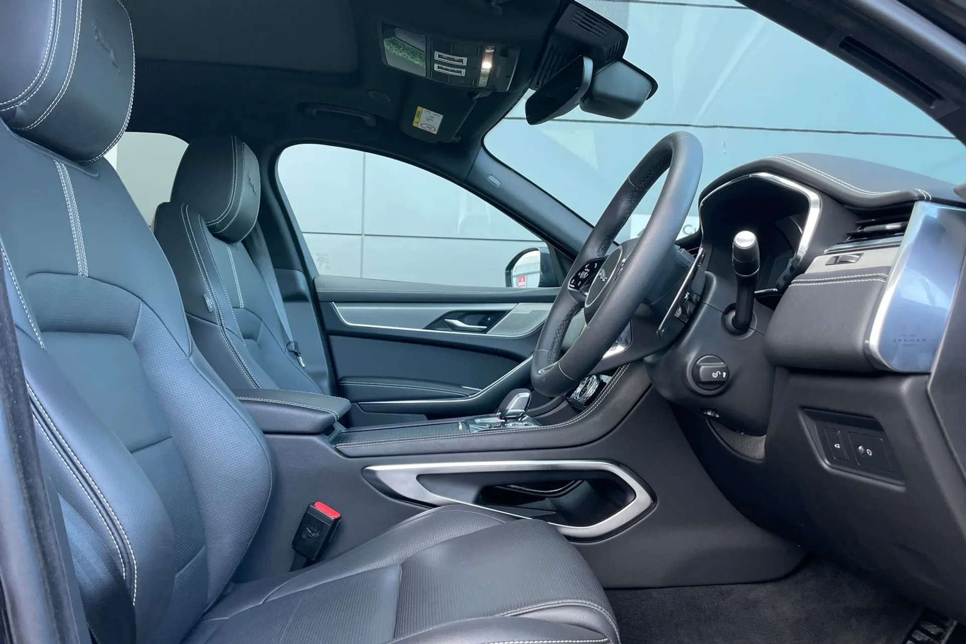 Jaguar F-PACE thumbnail image number 16