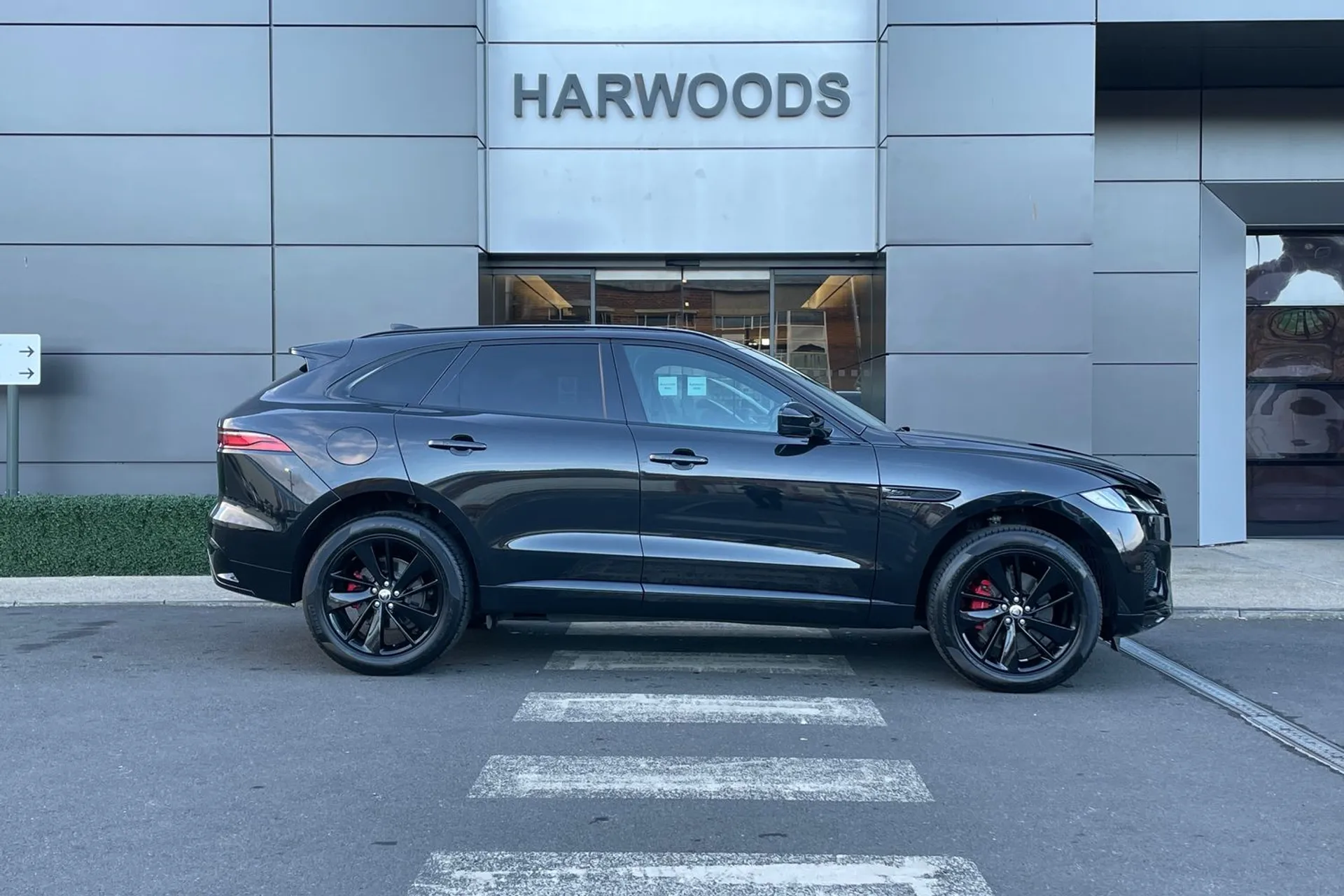 Jaguar F-PACE thumbnail image number 2