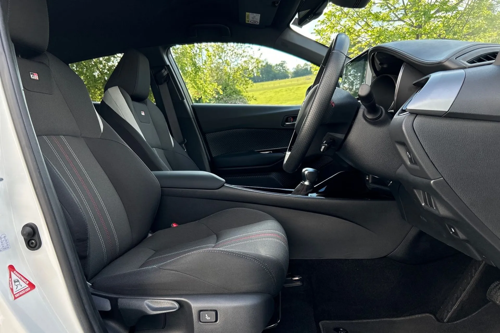 TOYOTA C-HR thumbnail image number 11