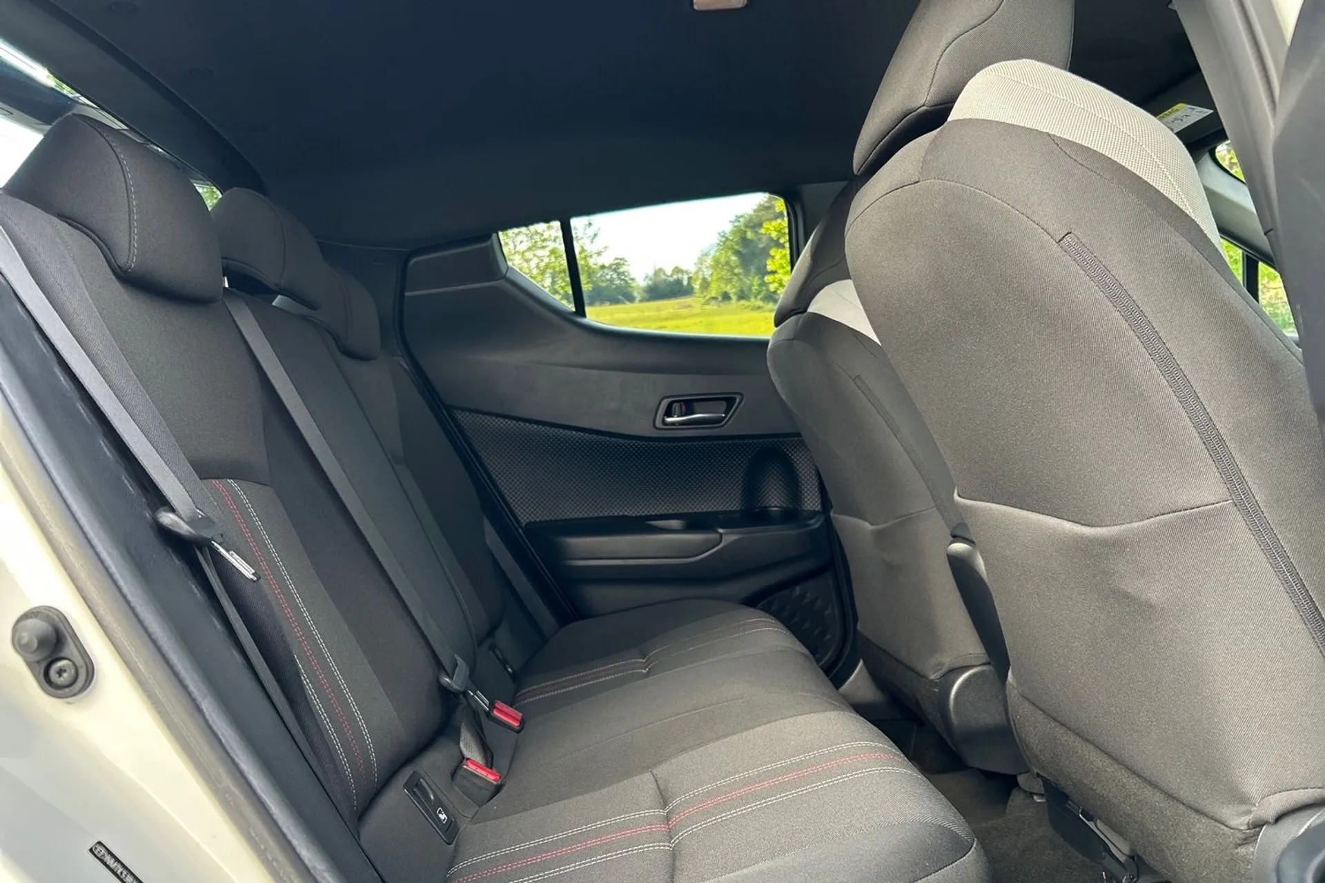 TOYOTA C-HR thumbnail image number 9