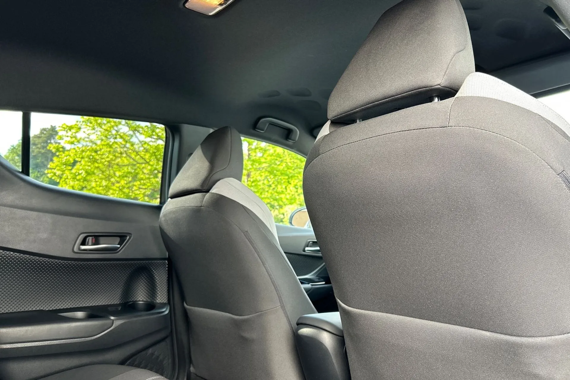 TOYOTA C-HR thumbnail image number 10