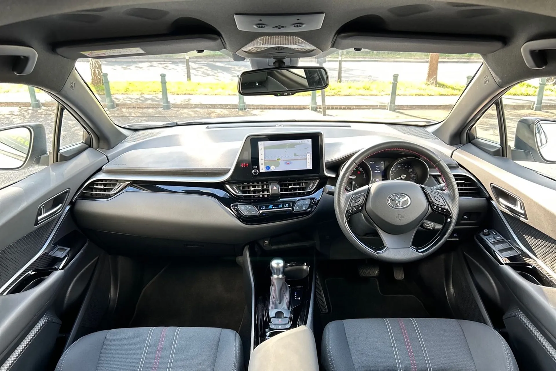 TOYOTA C-HR thumbnail image number 3