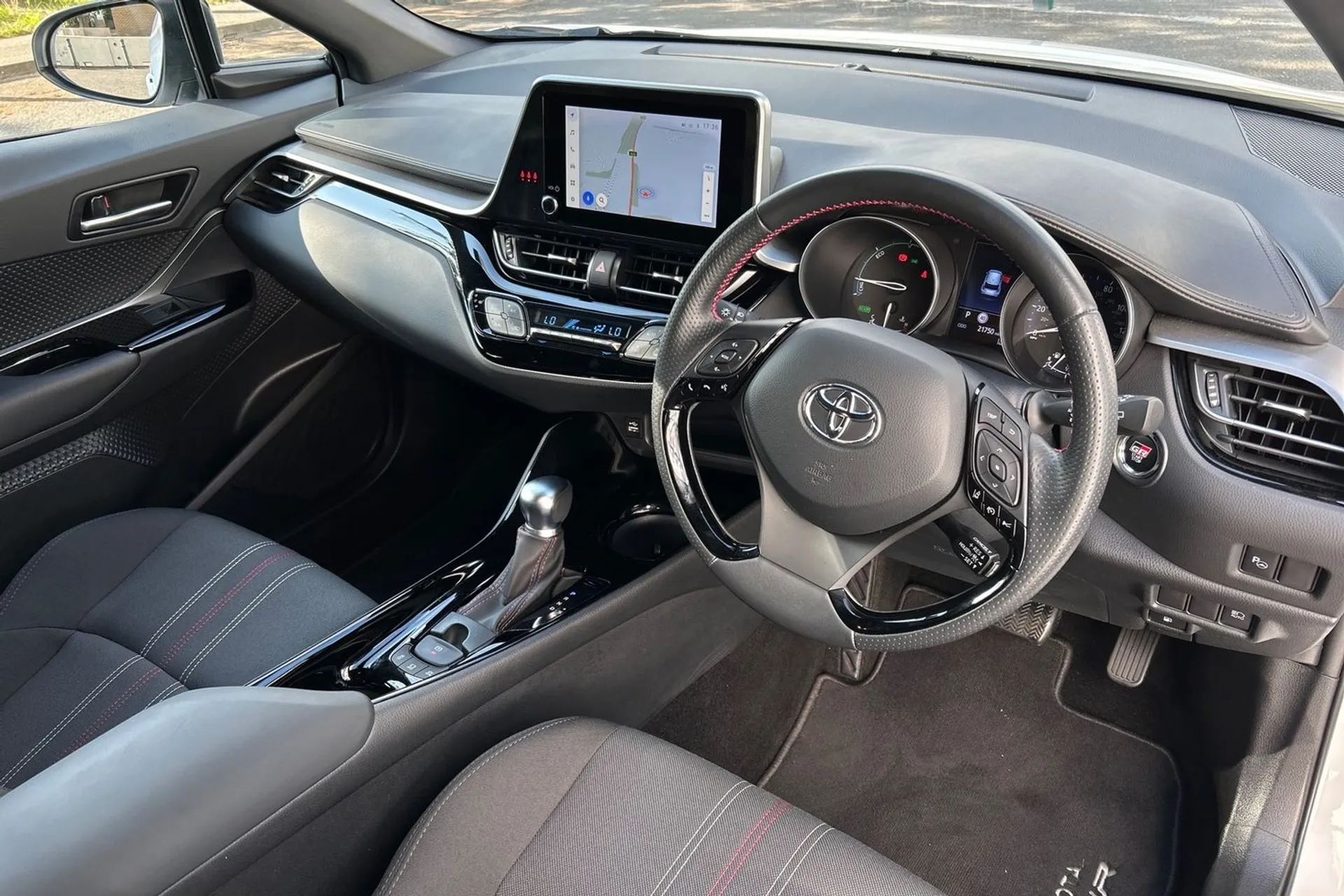 TOYOTA C-HR thumbnail image number 12