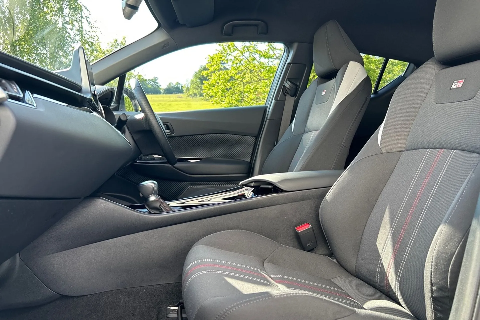 TOYOTA C-HR thumbnail image number 18