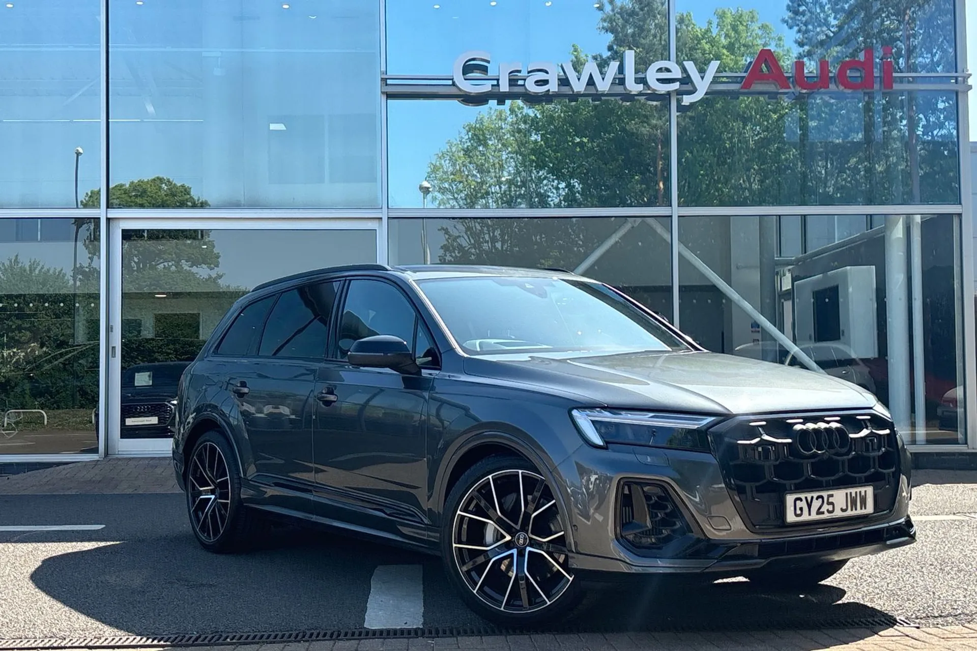 Audi Q7 focused image