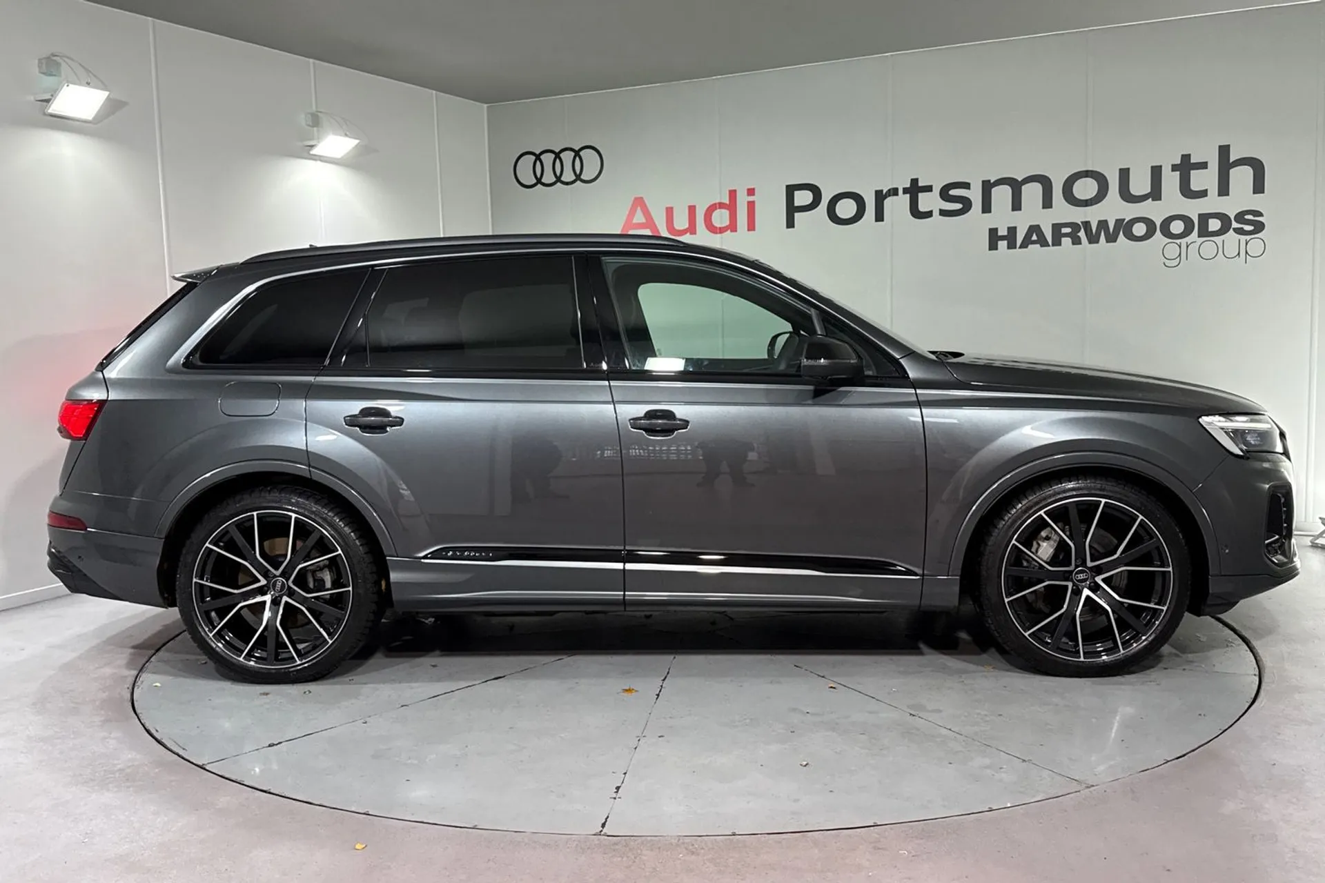 Audi Q7 thumbnail image number 2