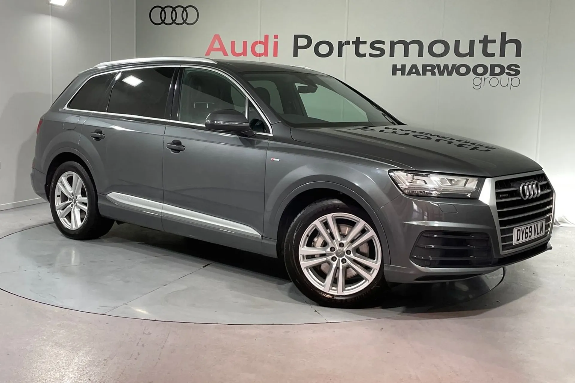Audi Q7 focused image