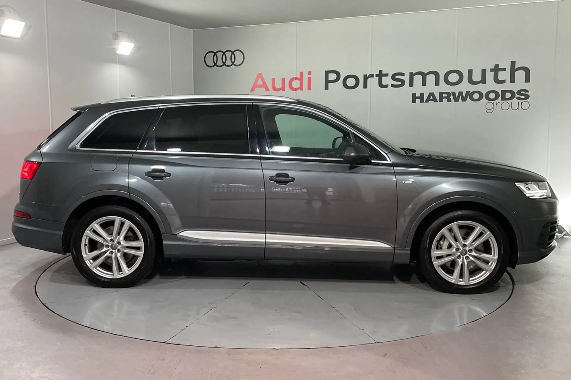 Audi Q7 thumbnail image number 2