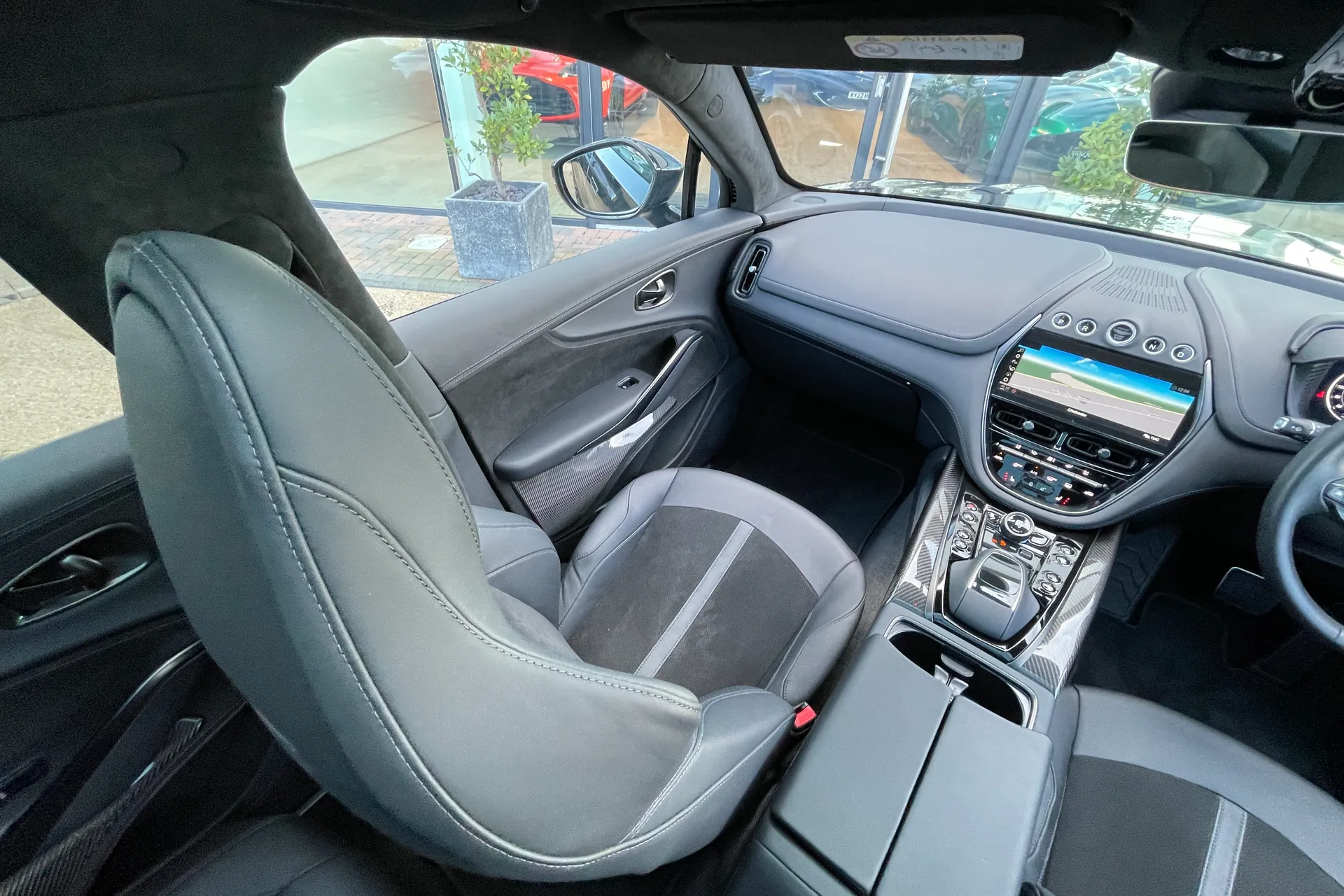 Aston Martin DBX thumbnail image number 46