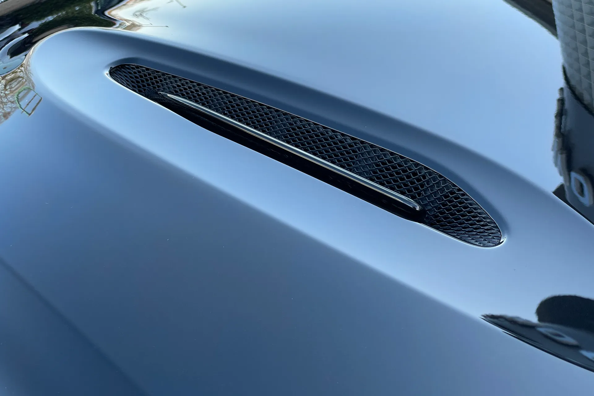 Aston Martin DBX thumbnail image number 15