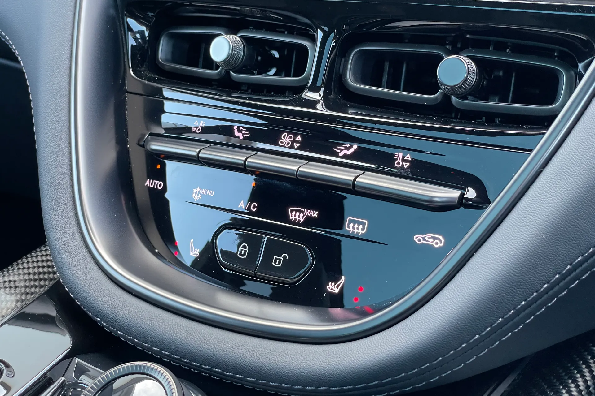 Aston Martin DBX thumbnail image number 49