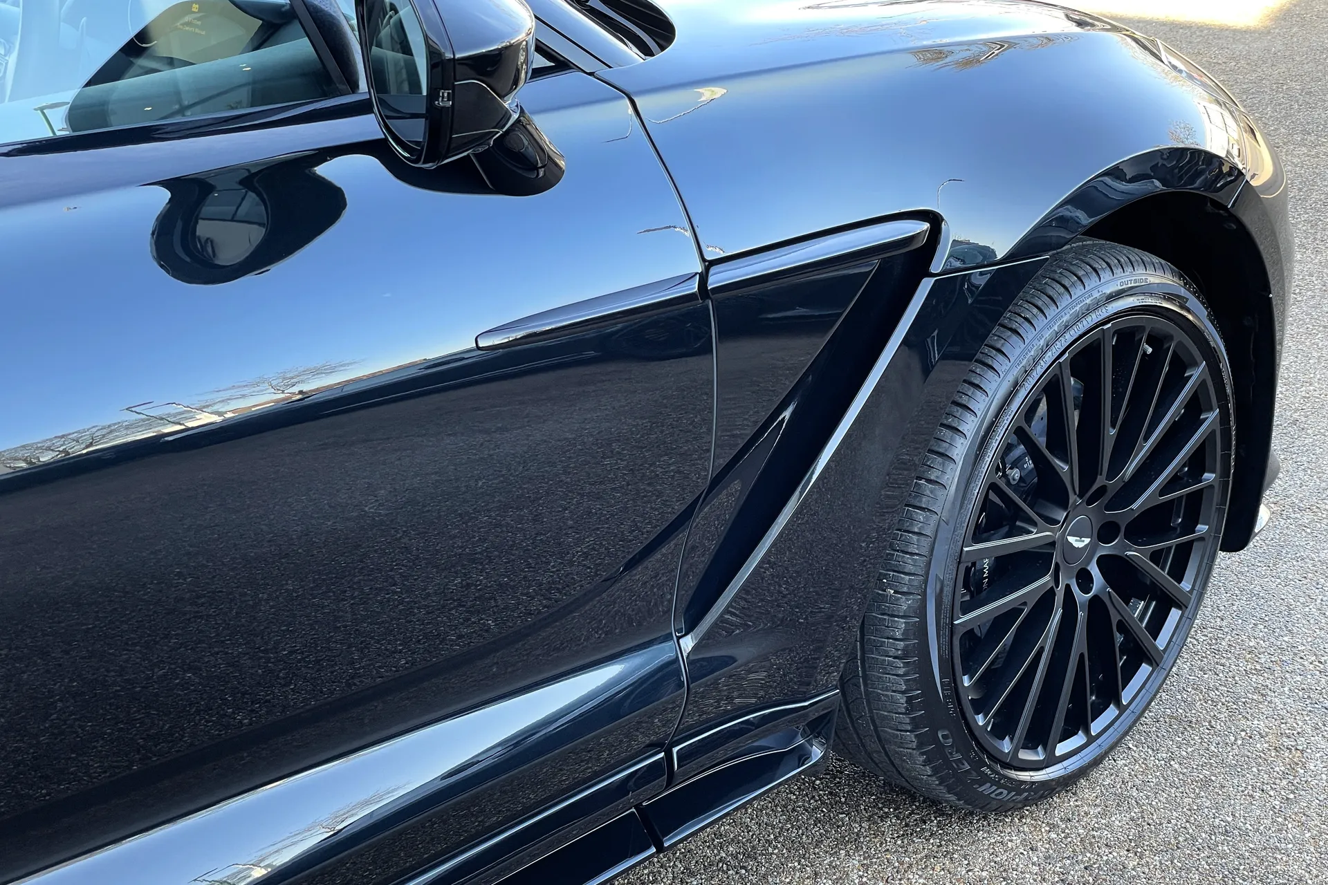 Aston Martin DBX thumbnail image number 14