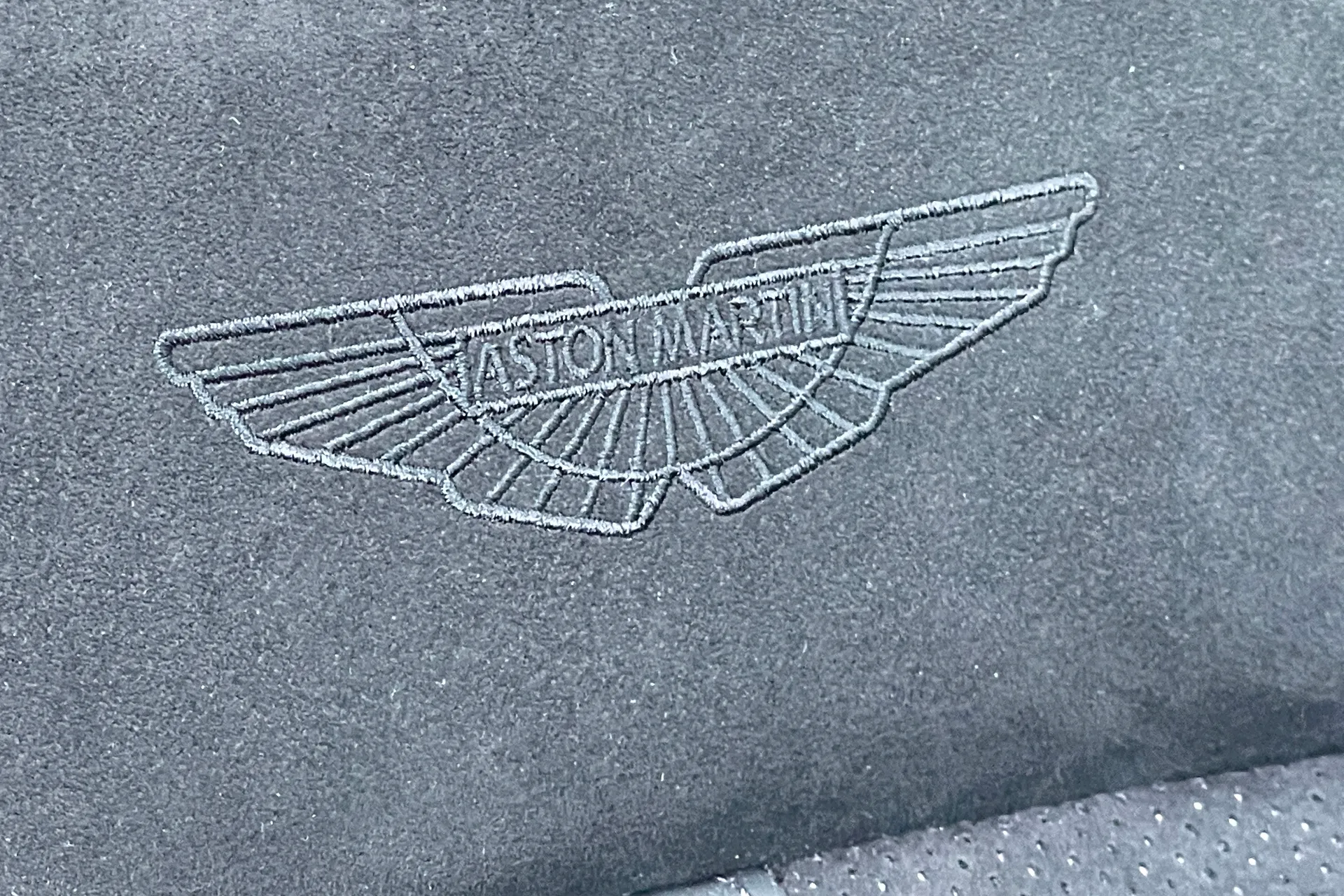 Aston Martin DBX thumbnail image number 33
