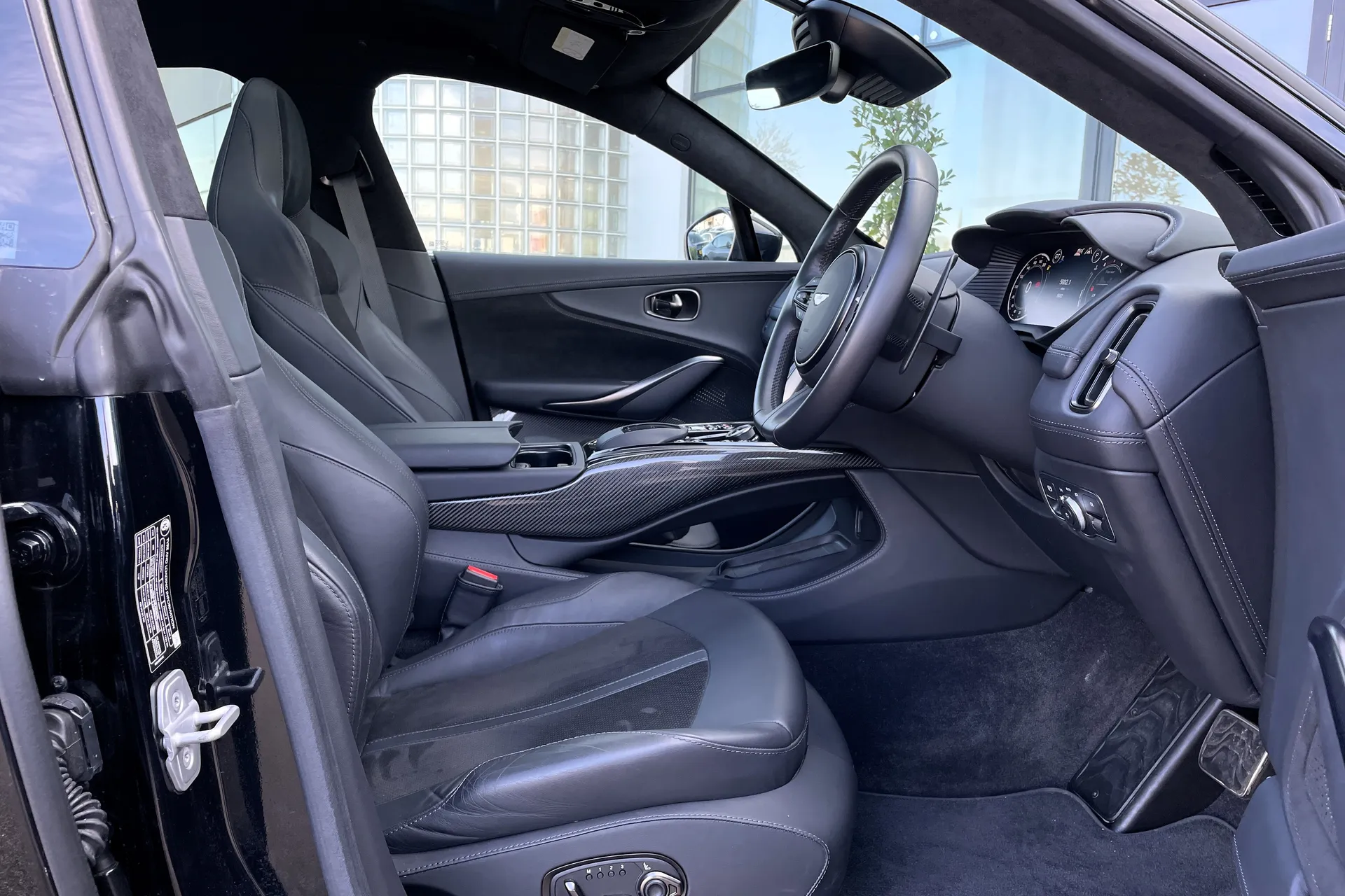 Aston Martin DBX thumbnail image number 35
