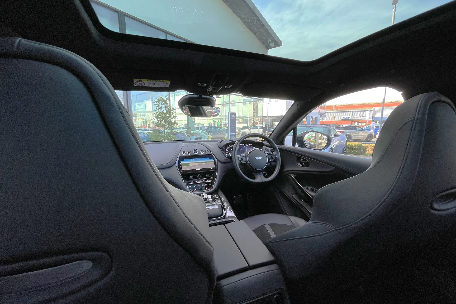 Aston Martin DBX thumbnail image number 4