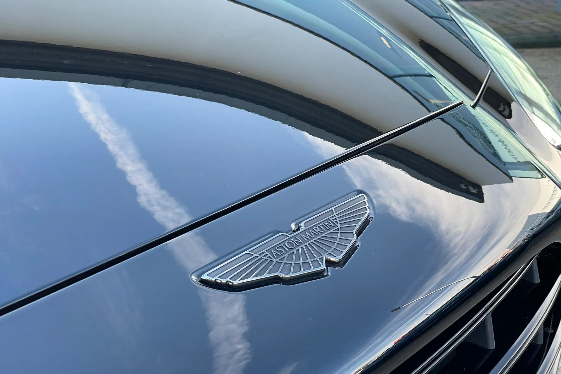 Aston Martin DBX thumbnail image number 10