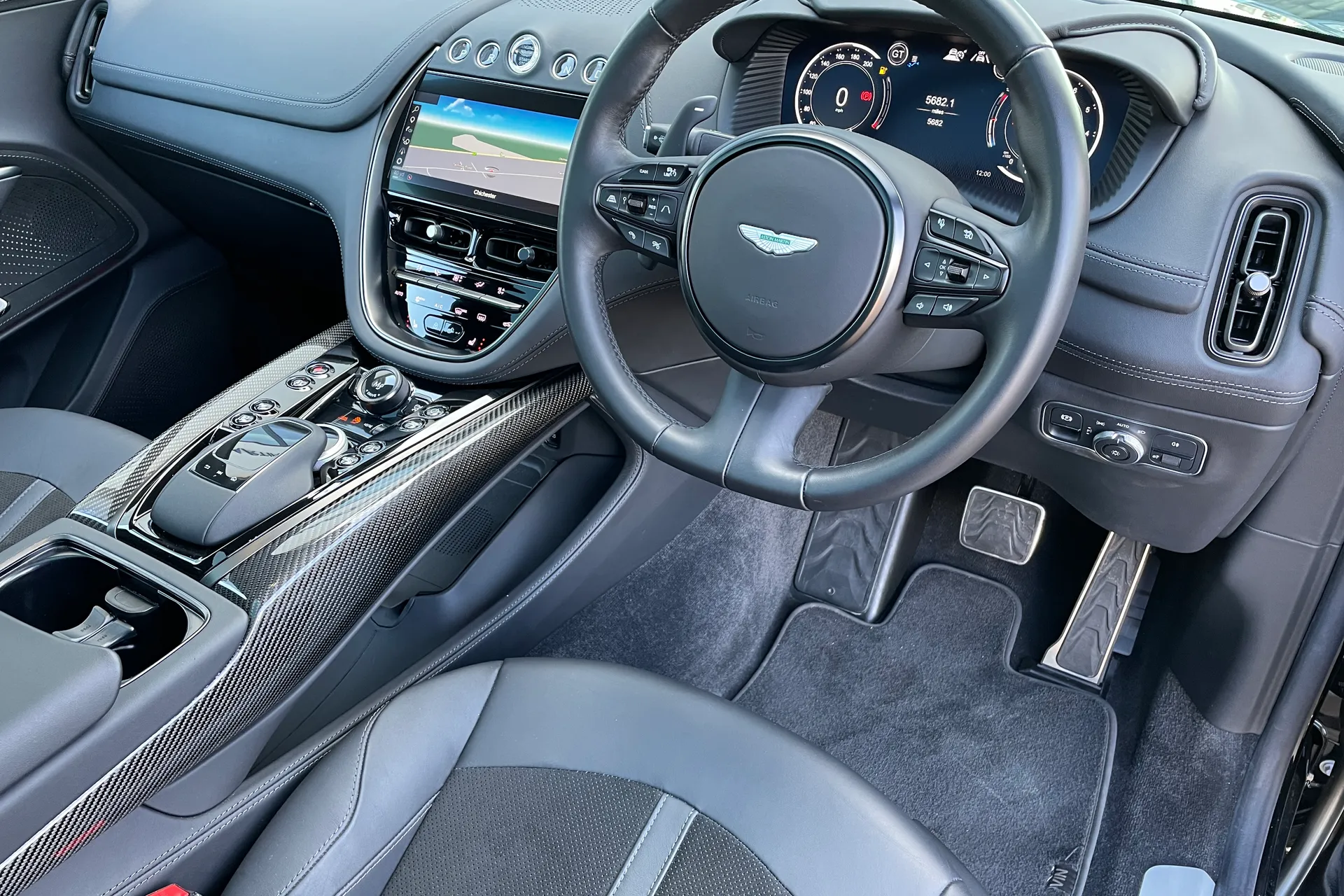 Aston Martin DBX thumbnail image number 36