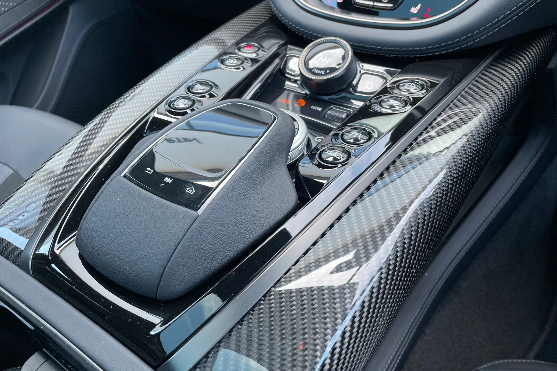 Aston Martin DBX thumbnail image number 50