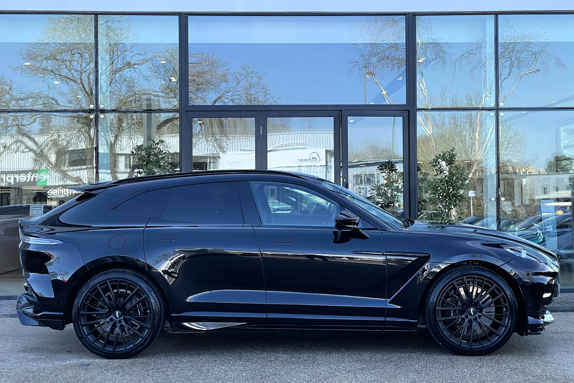 Aston Martin DBX thumbnail image number 2