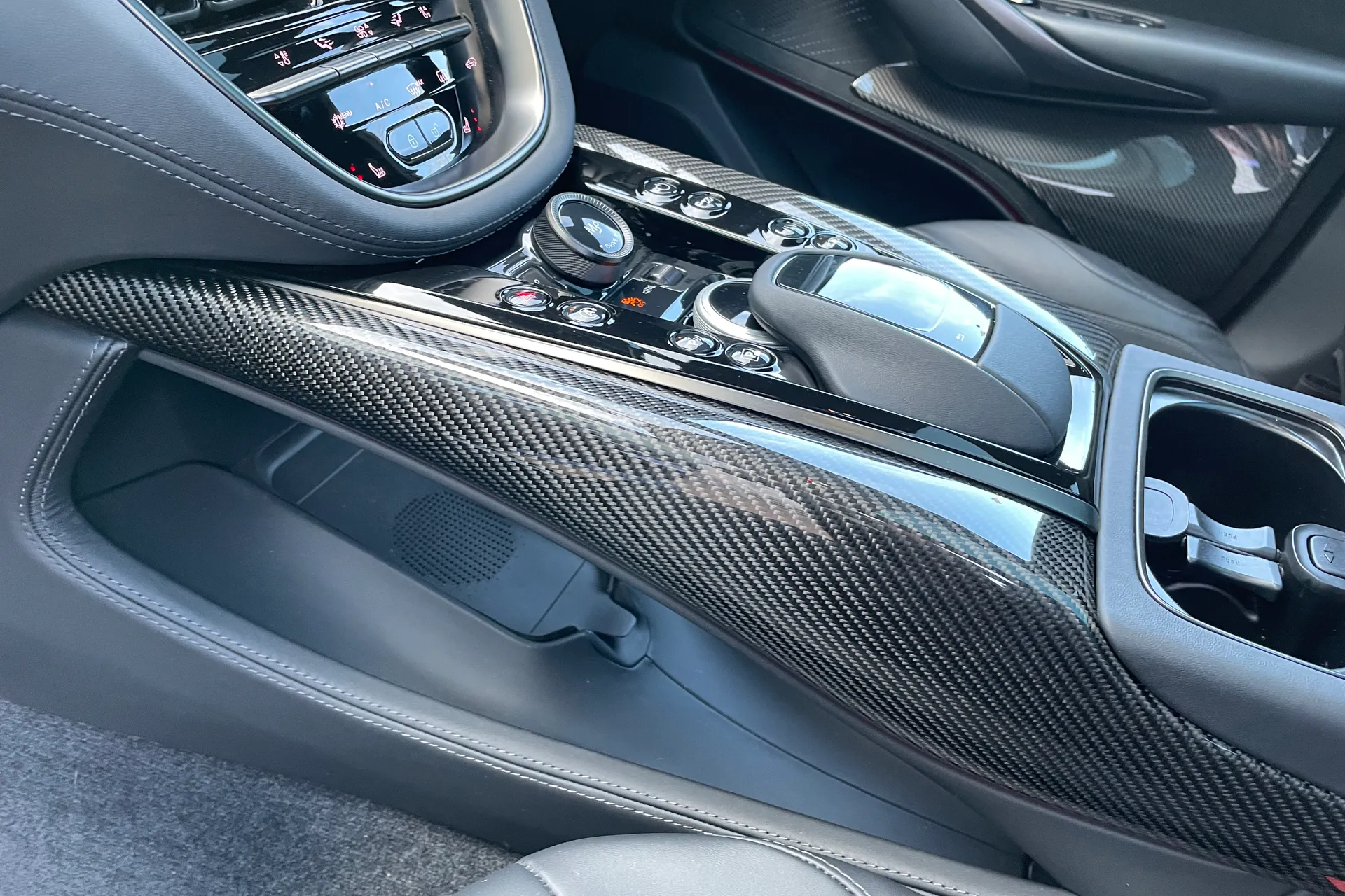 Aston Martin DBX thumbnail image number 38