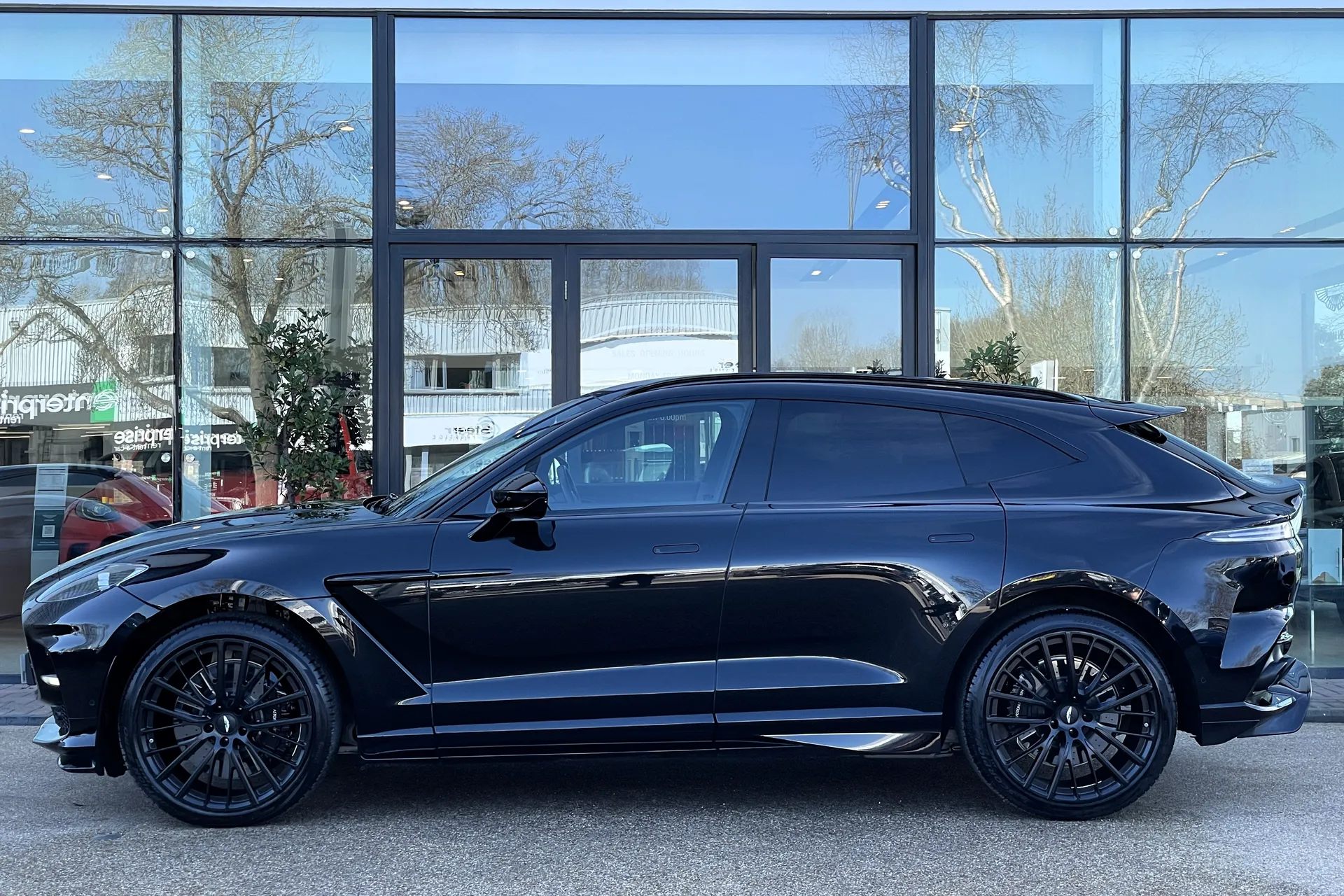 Aston Martin DBX thumbnail image number 17