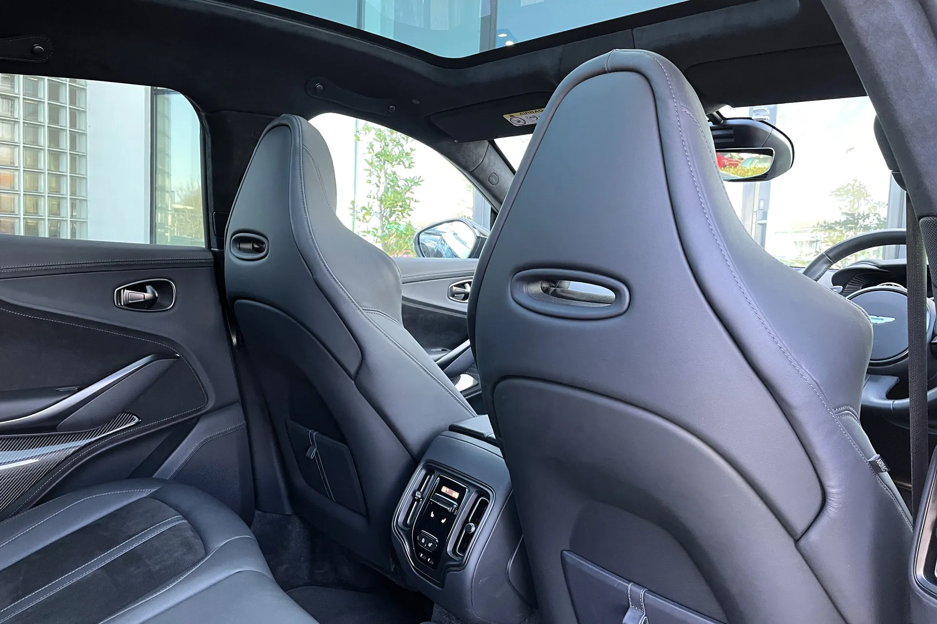 Aston Martin DBX thumbnail image number 29