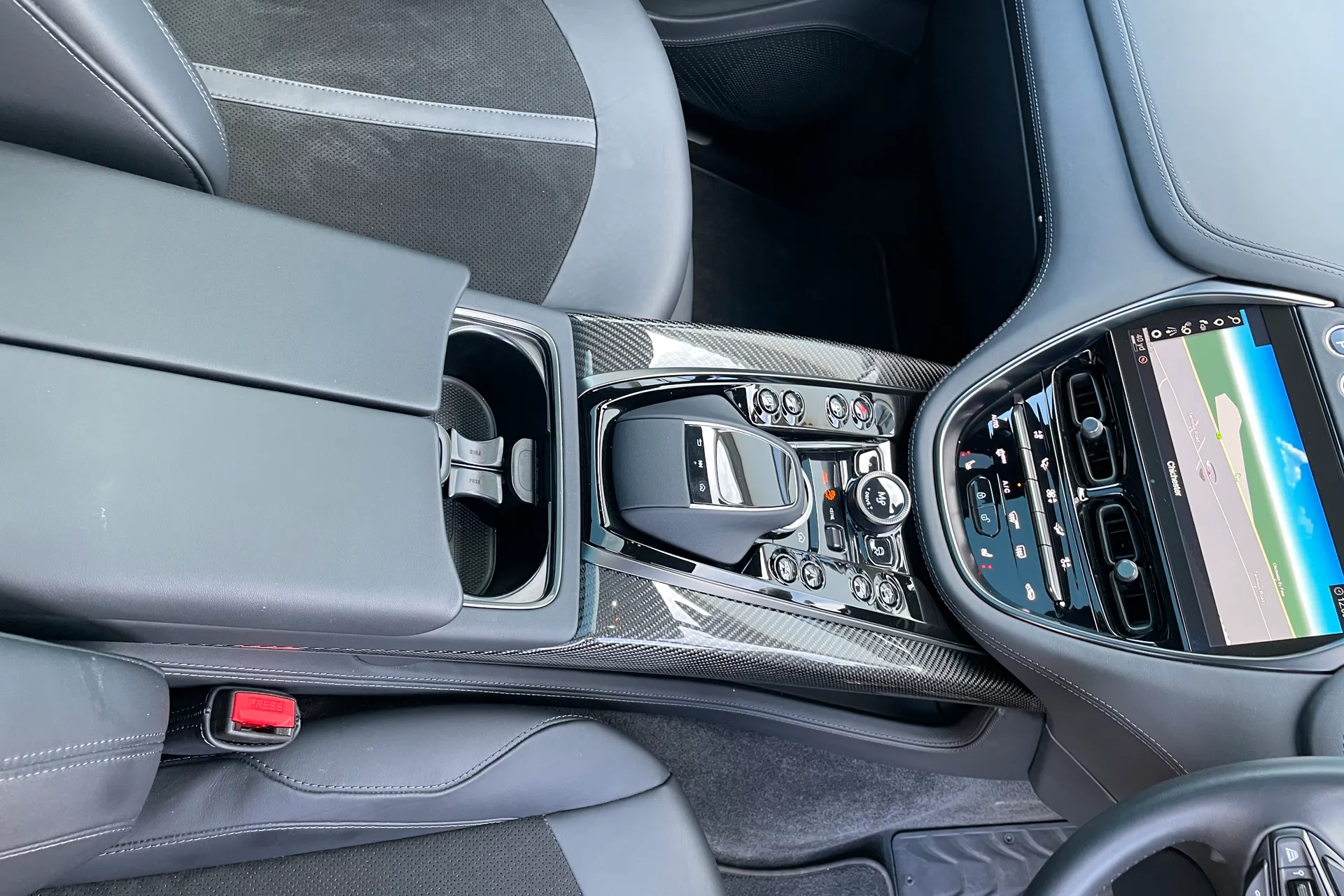 Aston Martin DBX thumbnail image number 59