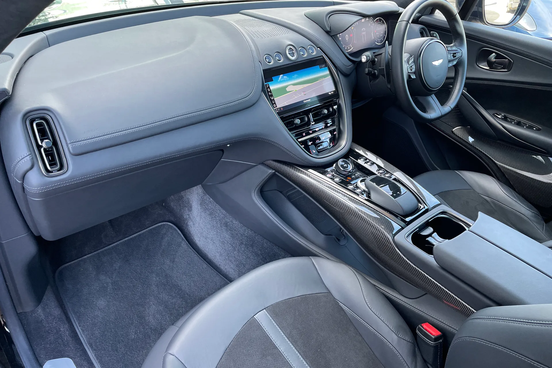 Aston Martin DBX thumbnail image number 37