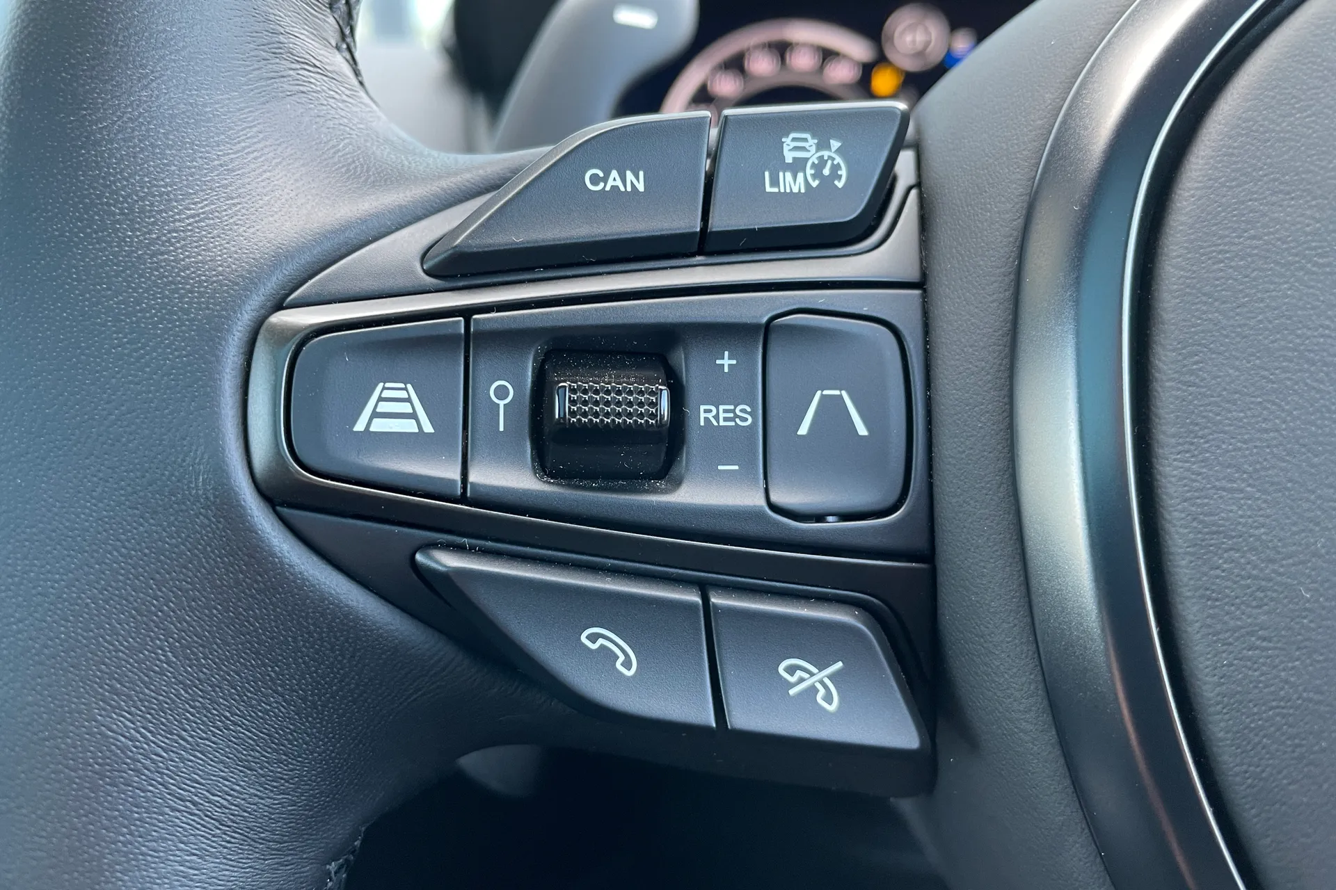 Aston Martin DBX thumbnail image number 53