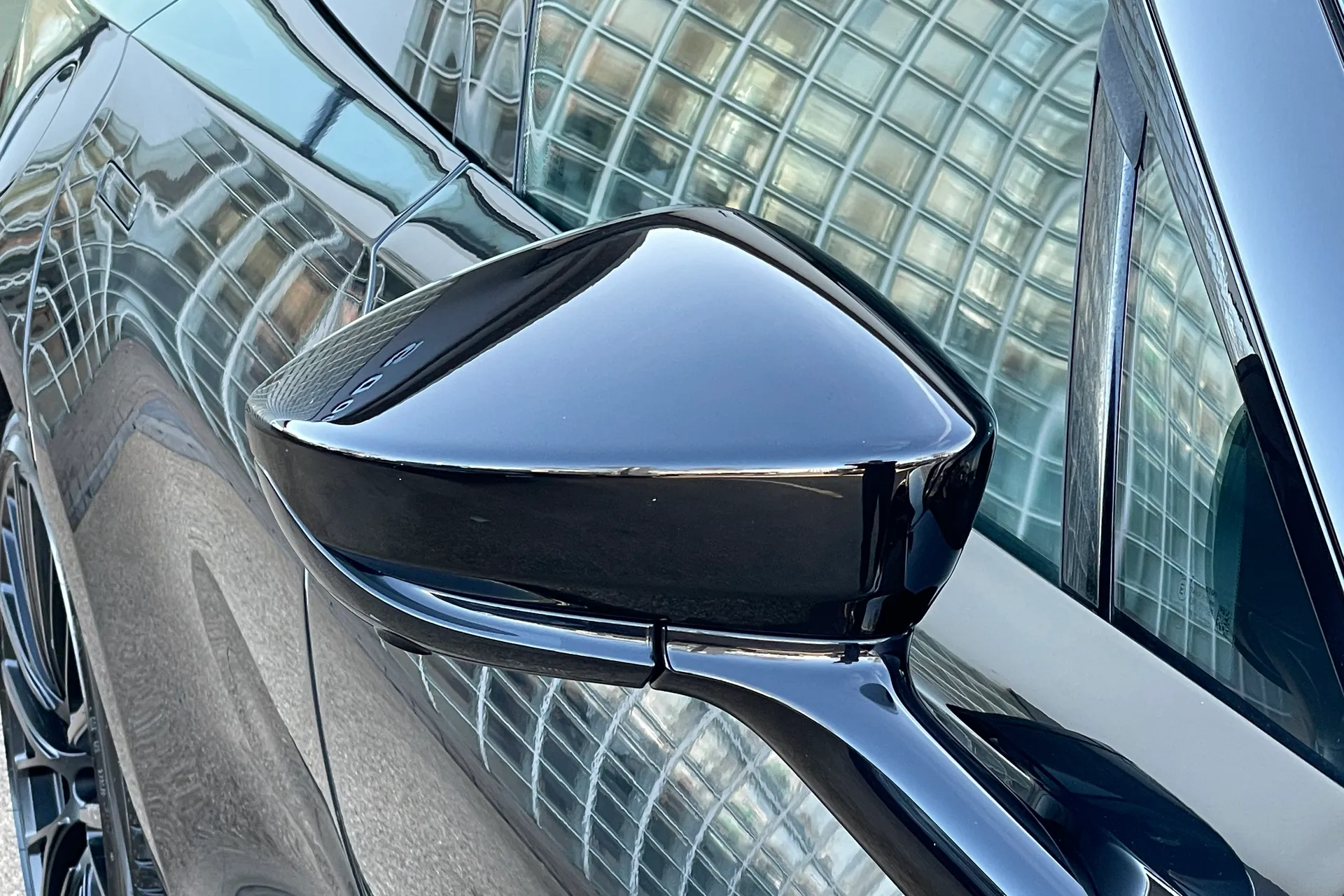 Aston Martin DBX thumbnail image number 11