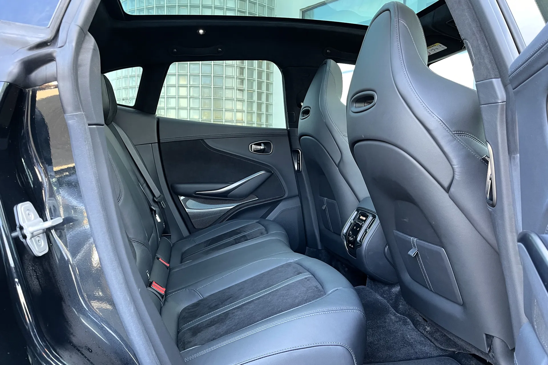 Aston Martin DBX thumbnail image number 28