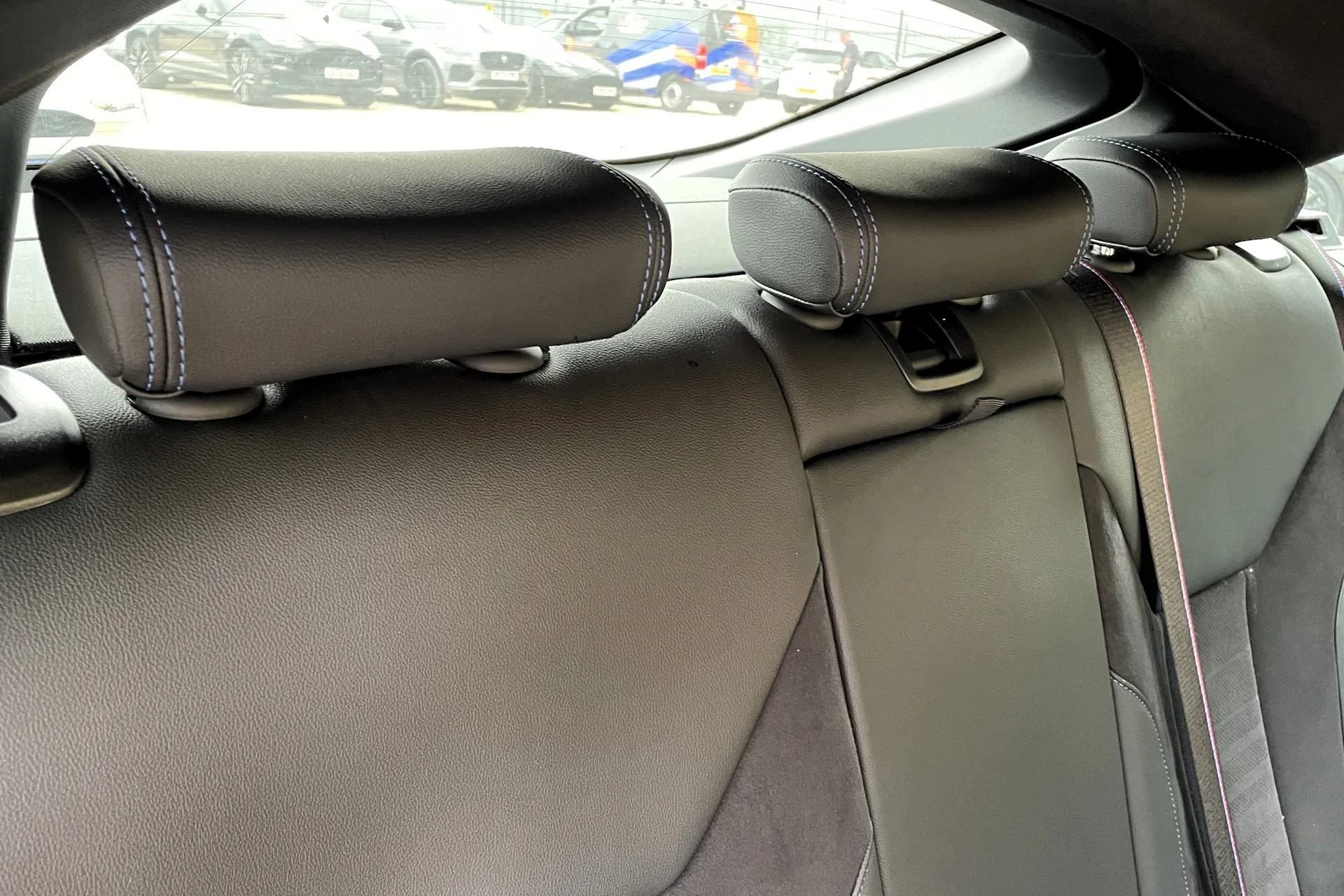 BMW I4 thumbnail image number 30