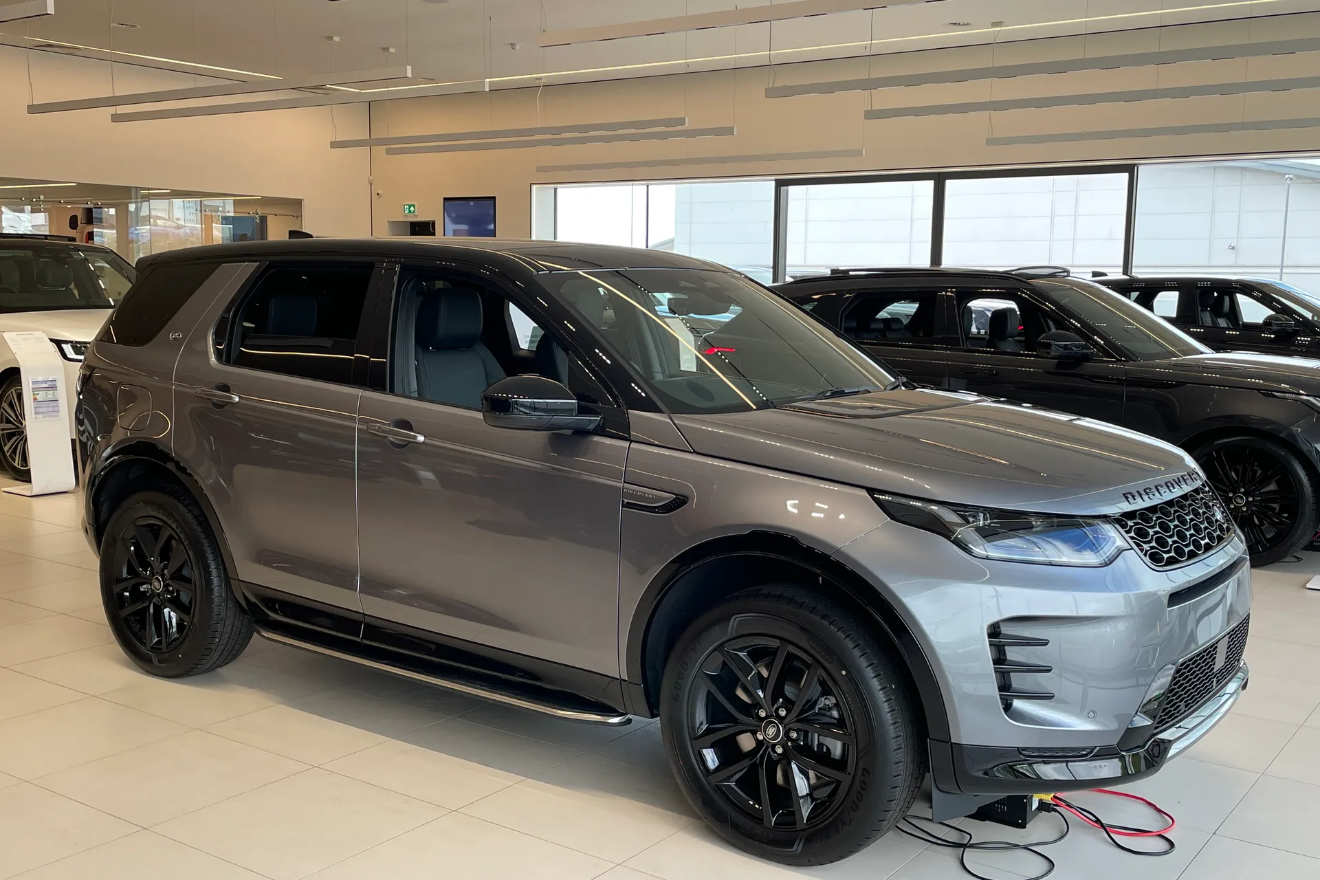 LAND ROVER DISCOVERY SPORT focused image