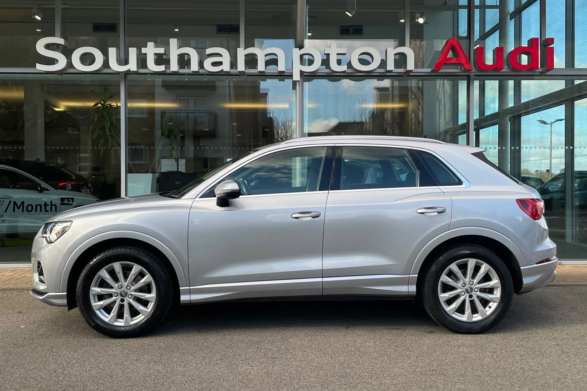 Audi Q3 thumbnail image number 9