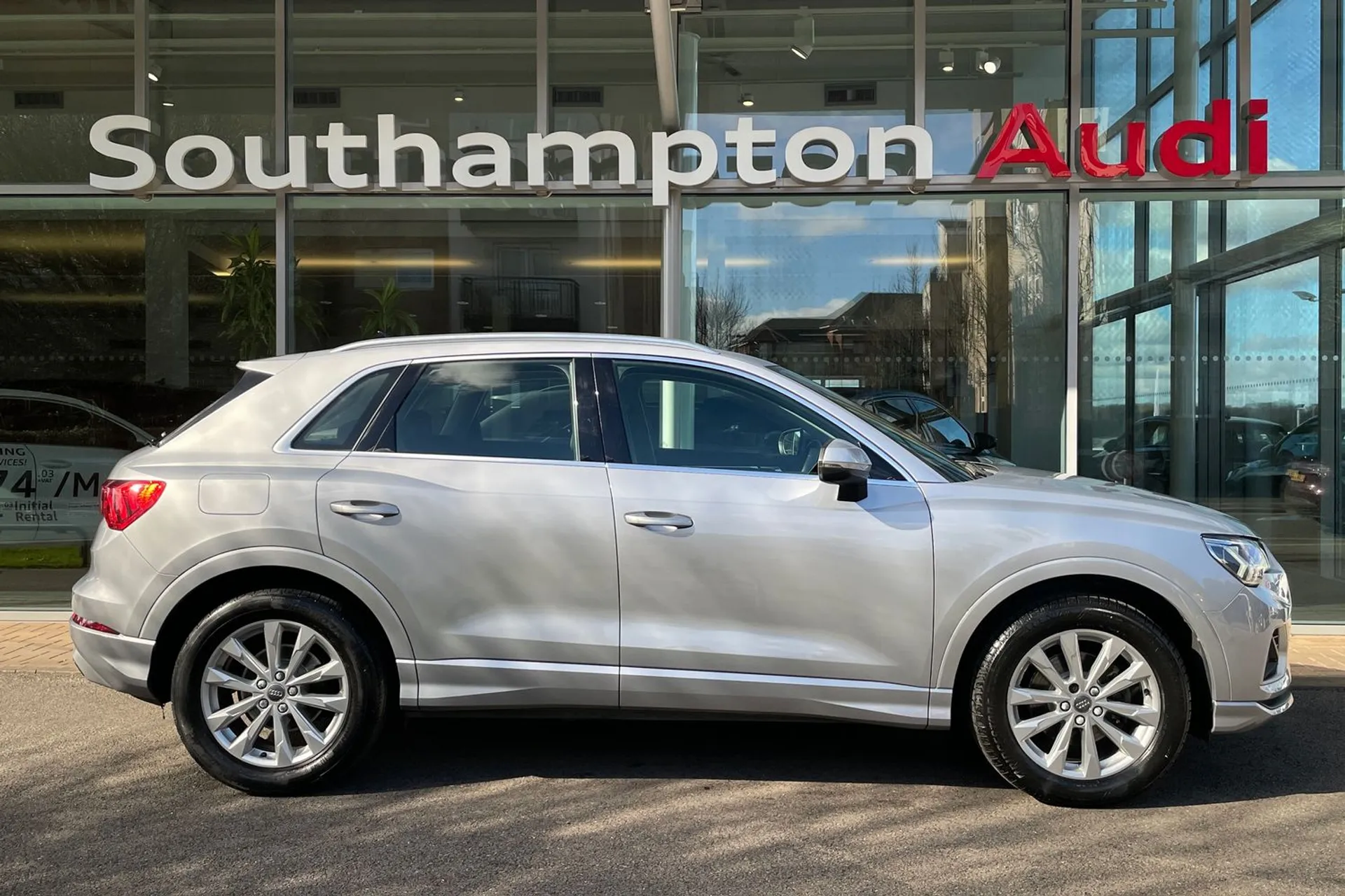 Audi Q3 thumbnail image number 2