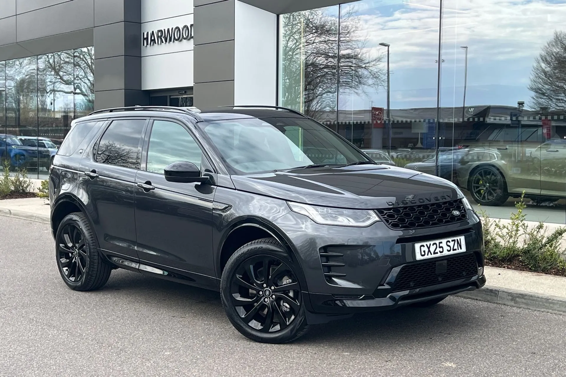 LAND ROVER DISCOVERY SPORT focused image